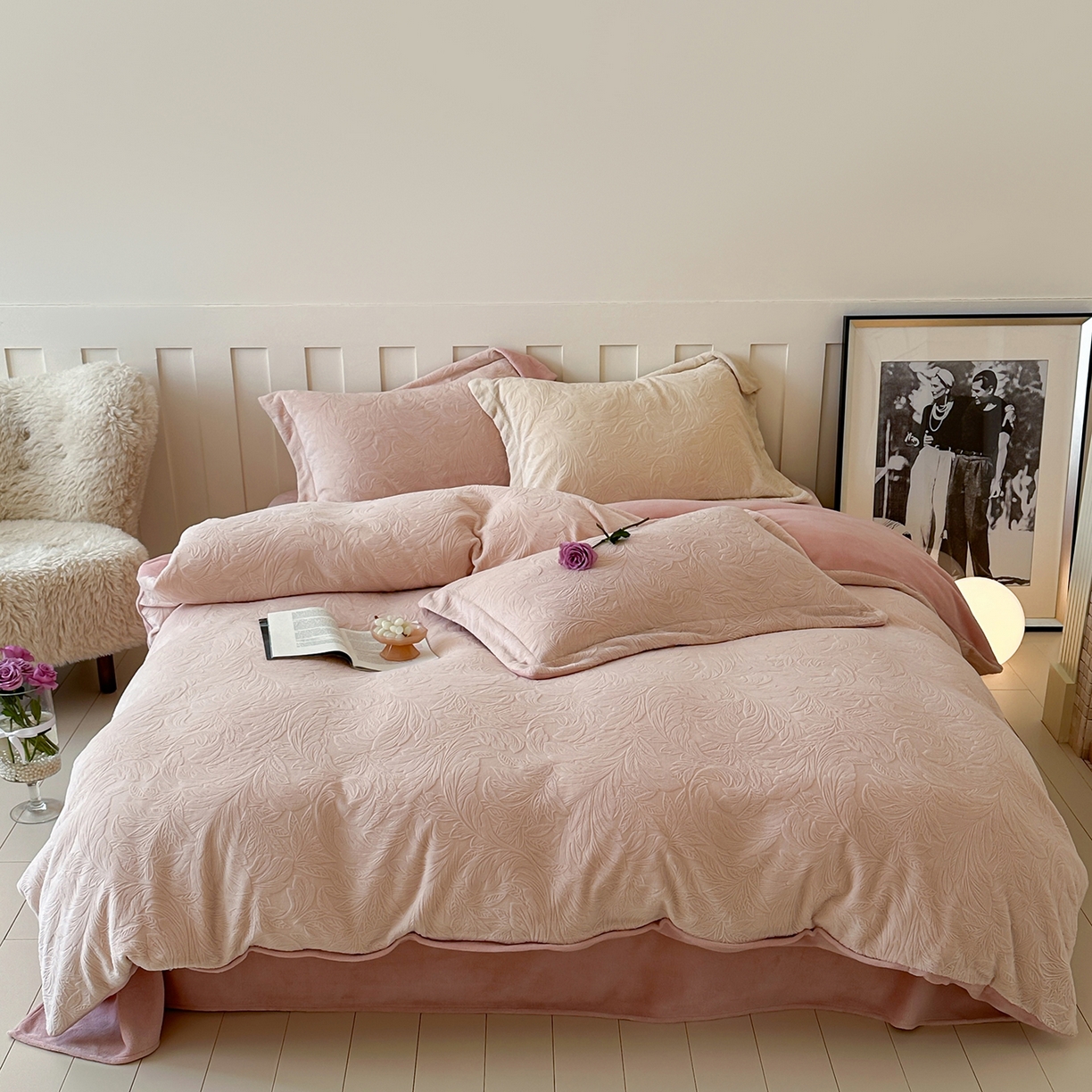 91家纺网 家纺一手货源 找家纺 凯罗 2025新款花卉系列高克重牛奶绒雕花四件套 卷草物语-淡玉粉