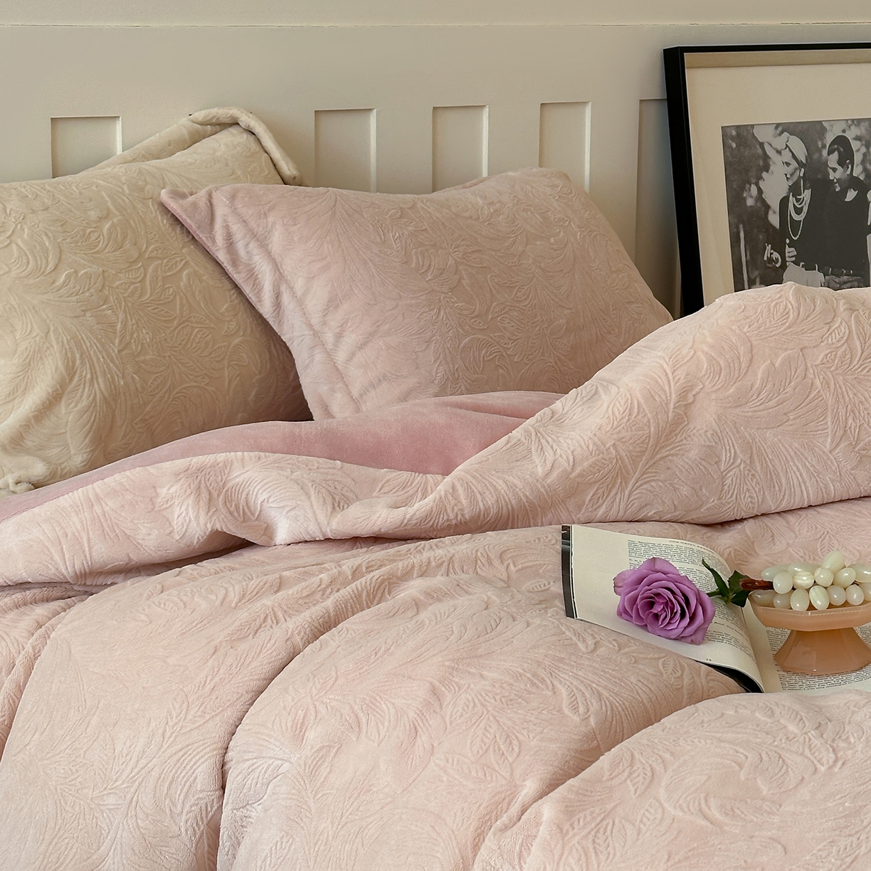 91家纺网 家纺一手货源 找家纺 凯罗 2025新款花卉系列高克重牛奶绒雕花四件套 卷草物语-淡玉粉