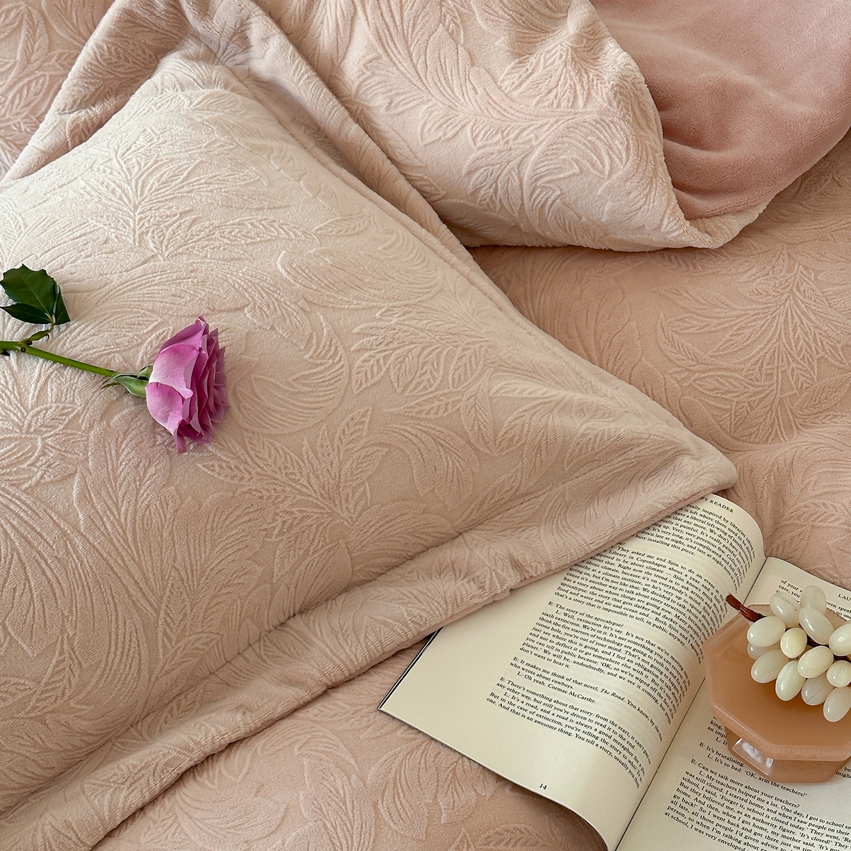 91家纺网 家纺一手货源 找家纺 凯罗 2025新款花卉系列高克重牛奶绒雕花四件套 卷草物语-淡玉粉