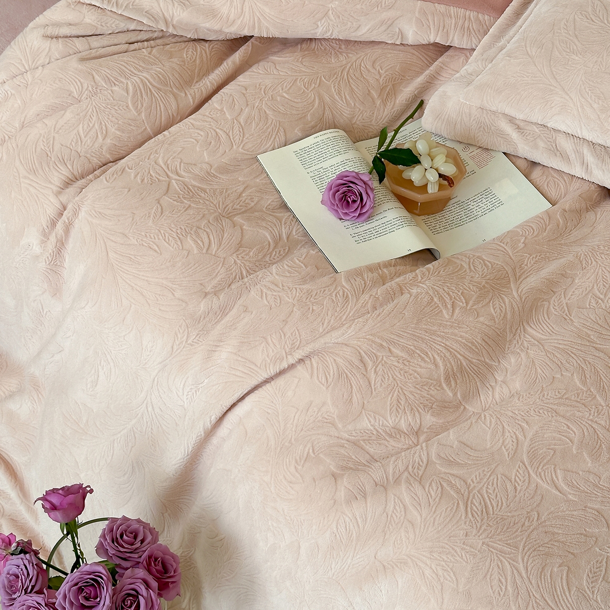 91家纺网 家纺一手货源 找家纺 凯罗 2025新款花卉系列高克重牛奶绒雕花四件套 卷草物语-淡玉粉