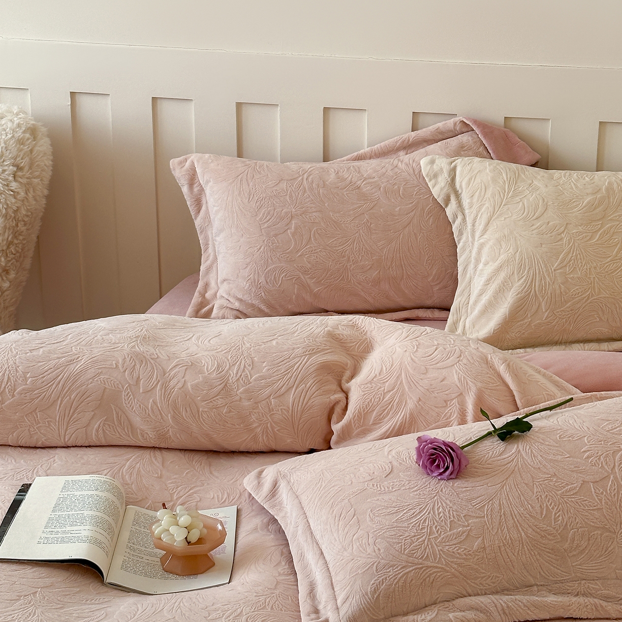 91家纺网 家纺一手货源 找家纺 凯罗 2025新款花卉系列高克重牛奶绒雕花四件套 卷草物语-淡玉粉