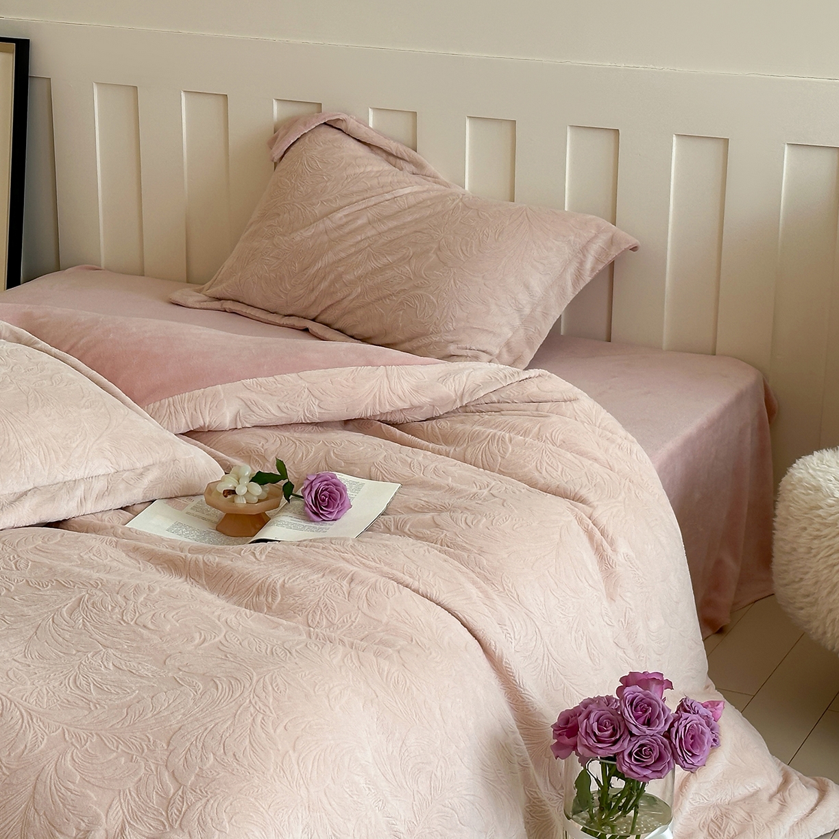 91家纺网 家纺一手货源 找家纺 凯罗 2025新款花卉系列高克重牛奶绒雕花四件套 卷草物语-淡玉粉