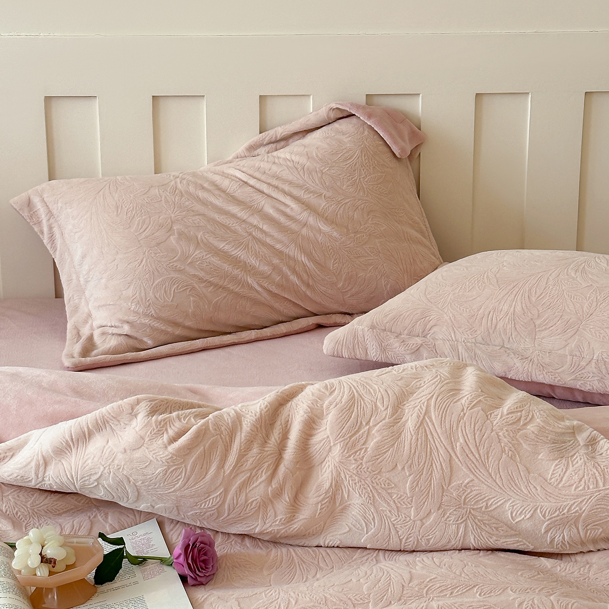 91家纺网 家纺一手货源 找家纺 凯罗 2025新款花卉系列高克重牛奶绒雕花四件套 卷草物语-淡玉粉