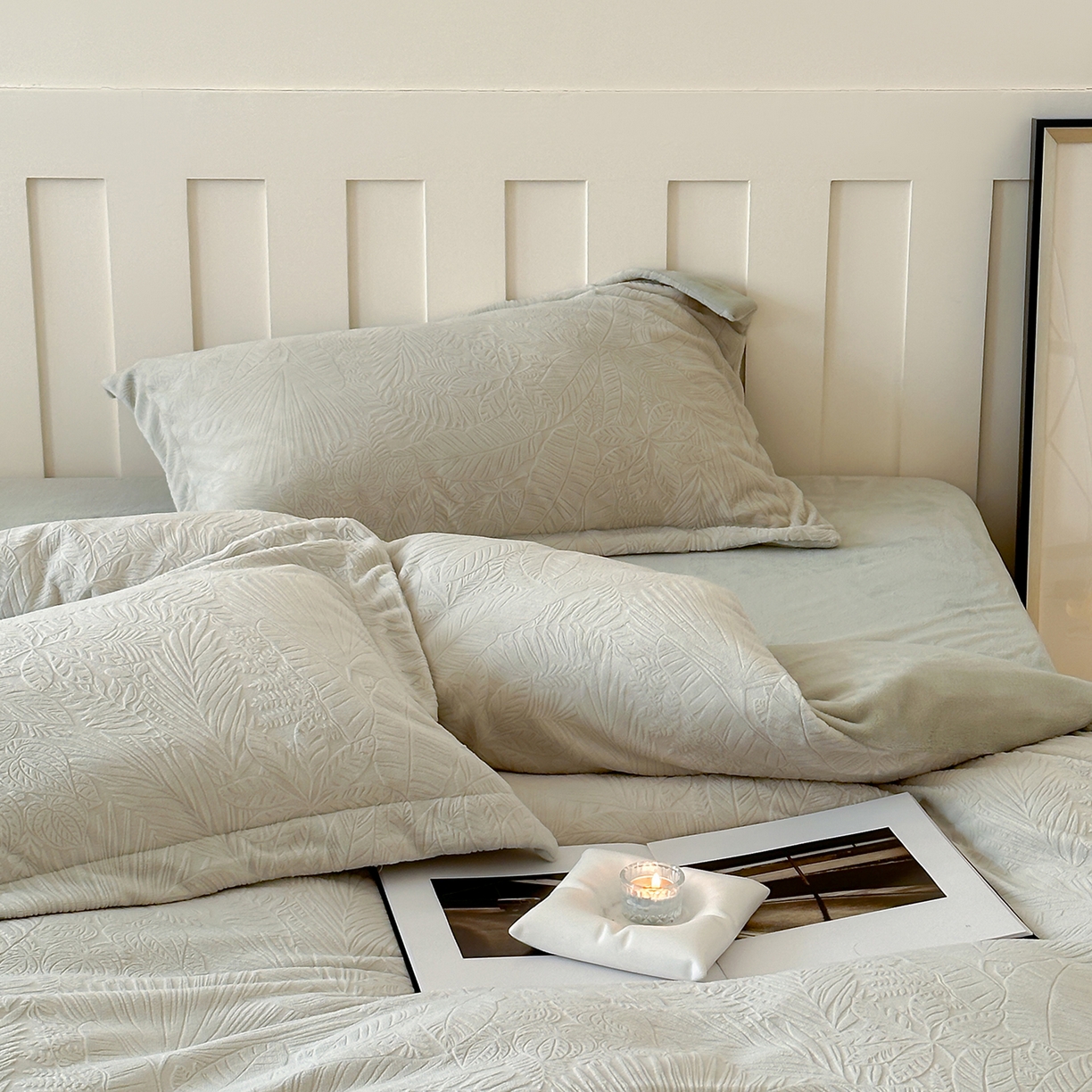 91家纺网 家纺一手货源 找家纺 凯罗 2025新款花卉系列高克重牛奶绒雕花四件套 丛林秘境-萌萌绿