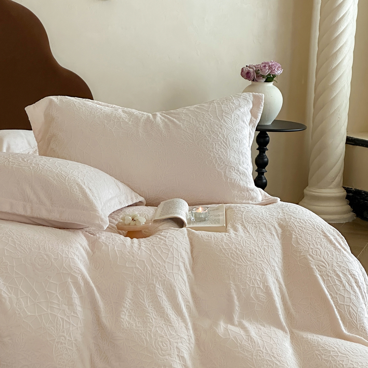 91家纺网 家纺一手货源 找家纺 凯罗 2025新款花卉系列高克重牛奶绒雕花四件套 漫可蕾丝-芝芝粉