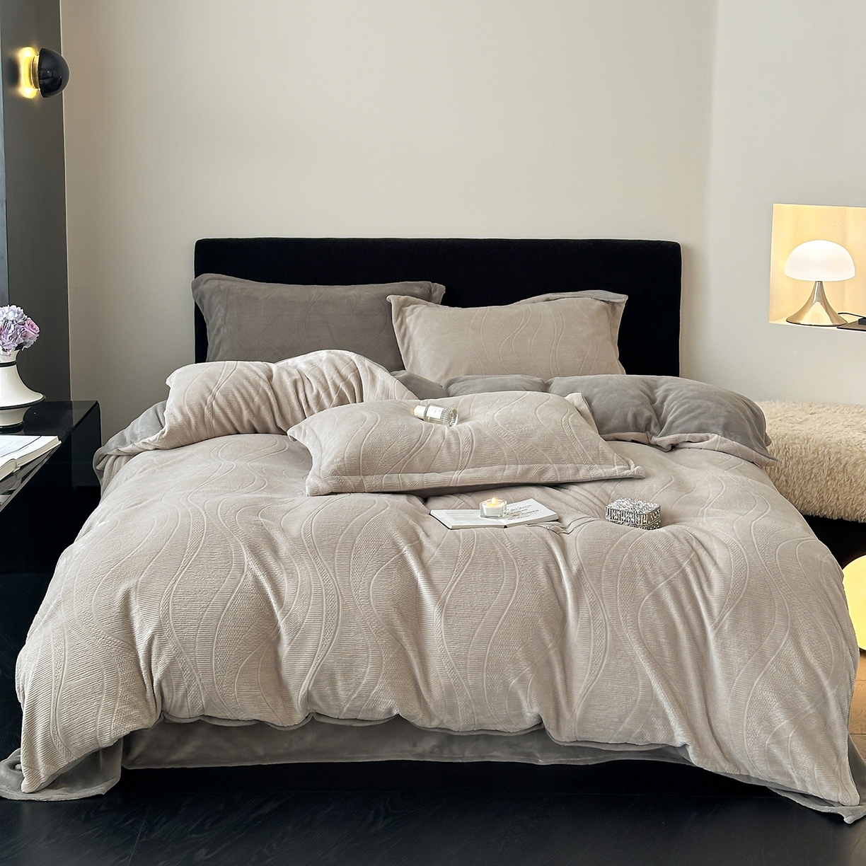 91家纺网 家纺一手货源 找家纺 凯罗 2025新款花卉系列高克重牛奶绒雕花四件套 摩卡-渣渣灰