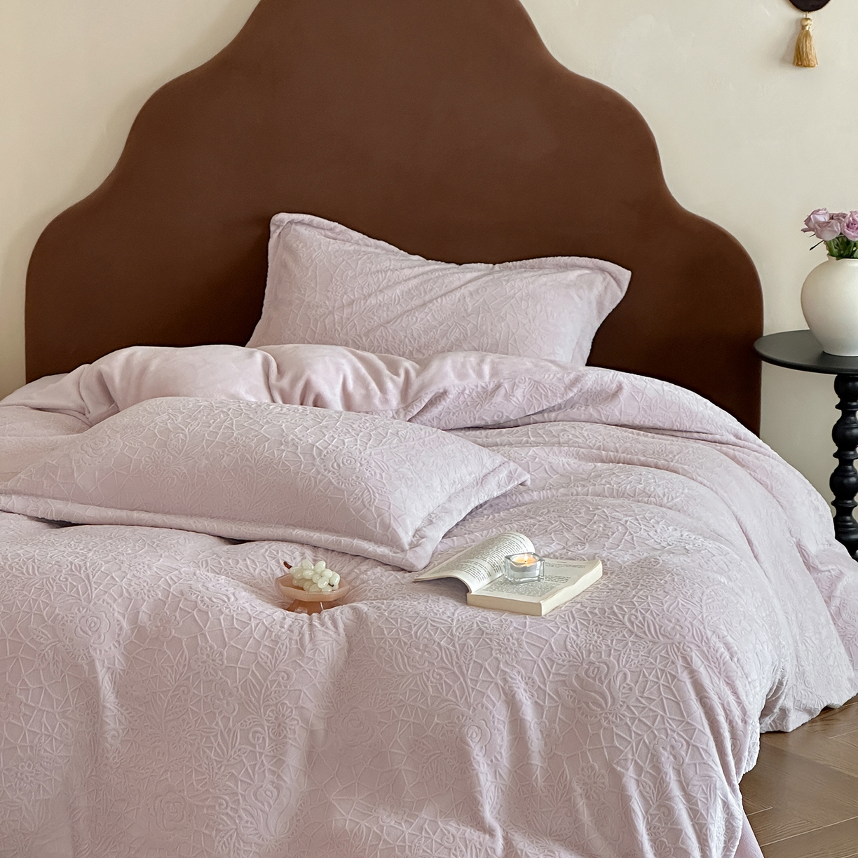 91家纺网 家纺一手货源 找家纺 凯罗 2025新款花卉系列高克重牛奶绒雕花四件套 漫可蕾丝-白桃色