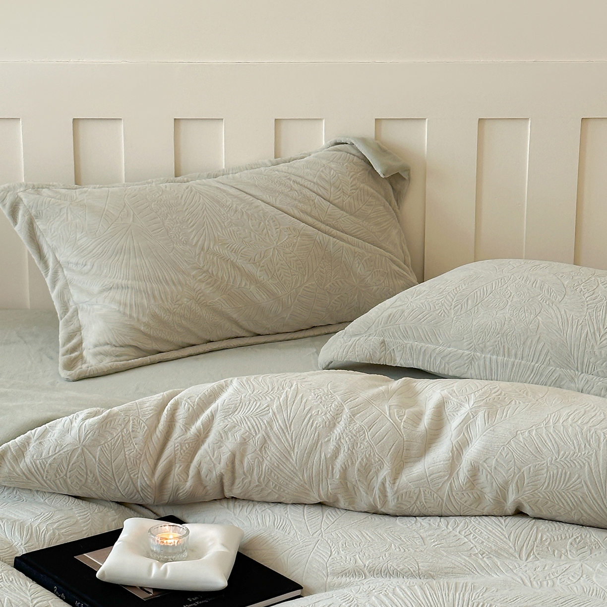 91家纺网 家纺一手货源 找家纺 凯罗 2025新款花卉系列高克重牛奶绒雕花四件套 丛林秘境-萌萌绿