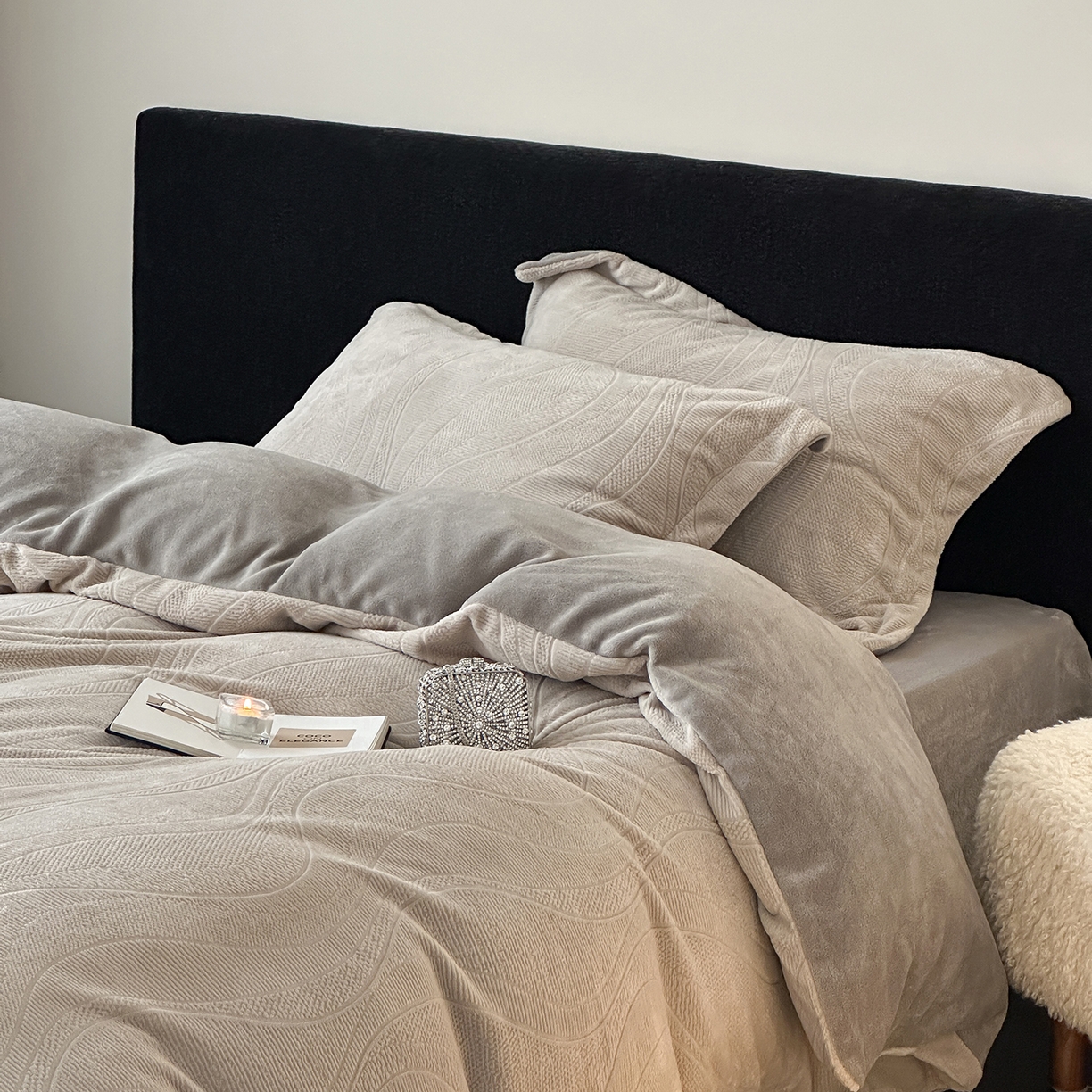 91家纺网 家纺一手货源 找家纺 凯罗 2025新款花卉系列高克重牛奶绒雕花四件套 摩卡-渣渣灰