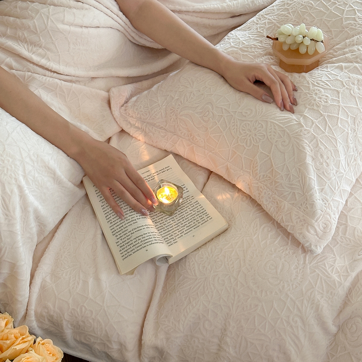 91家纺网 家纺一手货源 找家纺 凯罗 2025新款花卉系列高克重牛奶绒雕花四件套 漫可蕾丝-芝芝粉