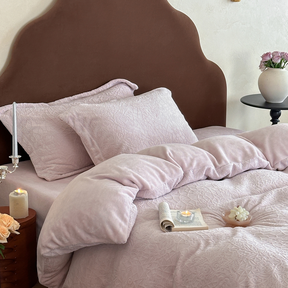 91家纺网 家纺一手货源 找家纺 凯罗 2025新款花卉系列高克重牛奶绒雕花四件套 漫可蕾丝-白桃色