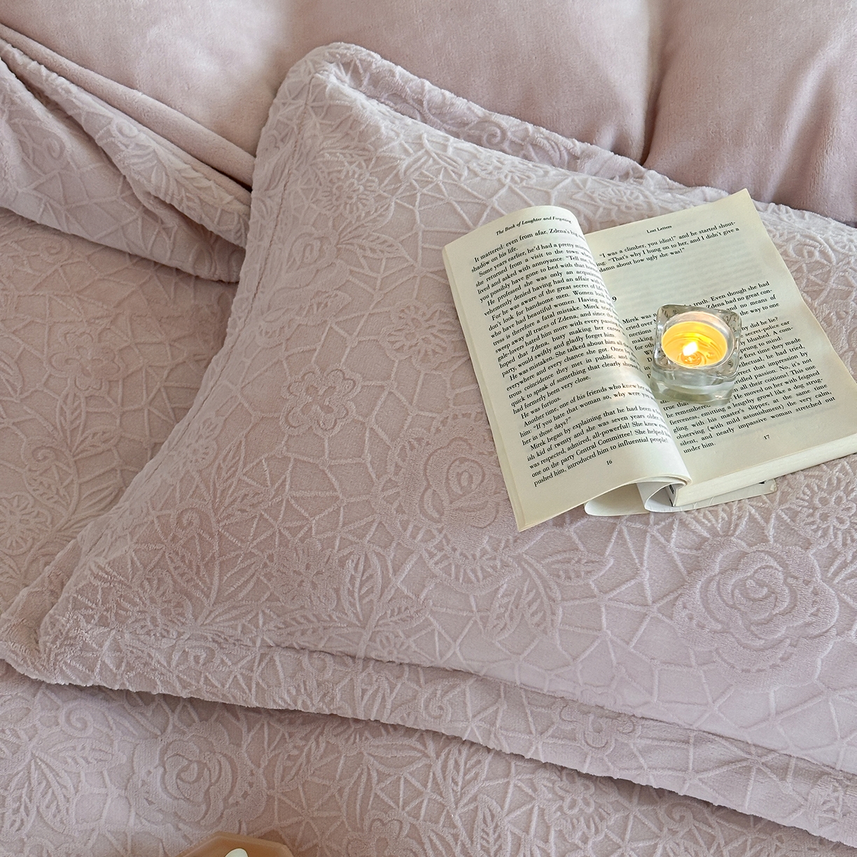 91家纺网 家纺一手货源 找家纺 凯罗 2025新款花卉系列高克重牛奶绒雕花四件套 漫可蕾丝-白桃色