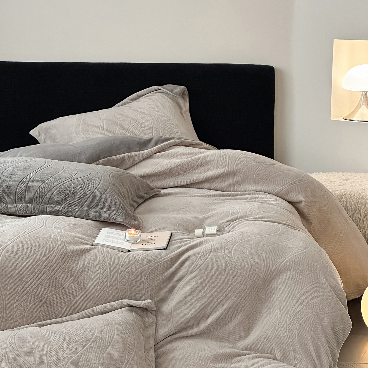 91家纺网 家纺一手货源 找家纺 凯罗 2025新款花卉系列高克重牛奶绒雕花四件套 摩卡-渣渣灰