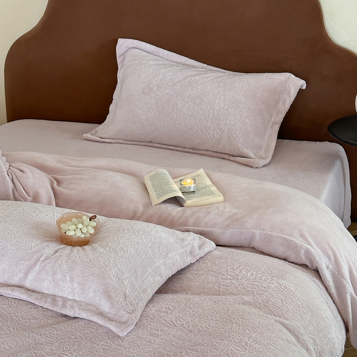 91家纺网 家纺一手货源 找家纺 凯罗 2025新款花卉系列高克重牛奶绒雕花四件套 漫可蕾丝-白桃色