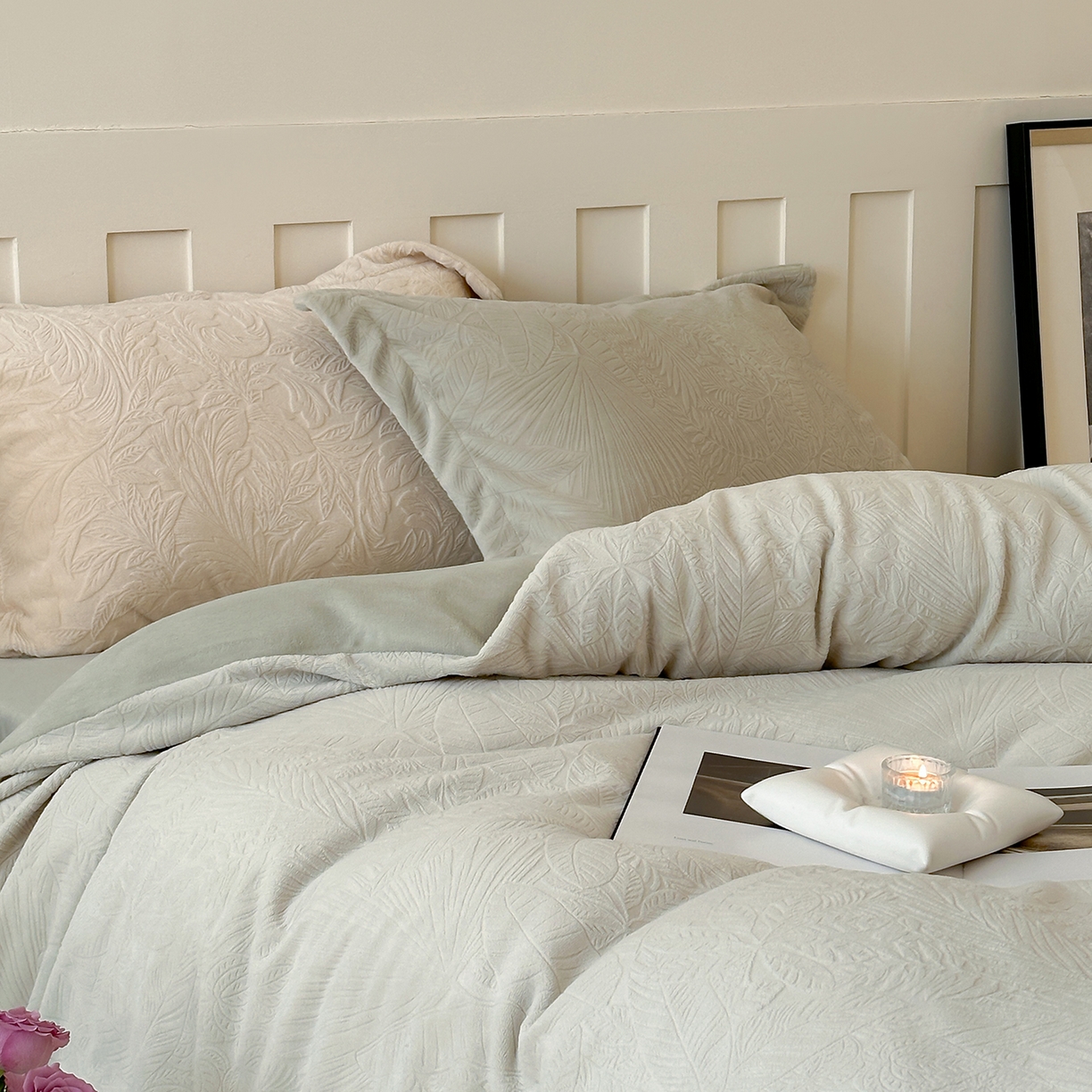 91家纺网 家纺一手货源 找家纺 凯罗 2025新款花卉系列高克重牛奶绒雕花四件套 丛林秘境-萌萌绿