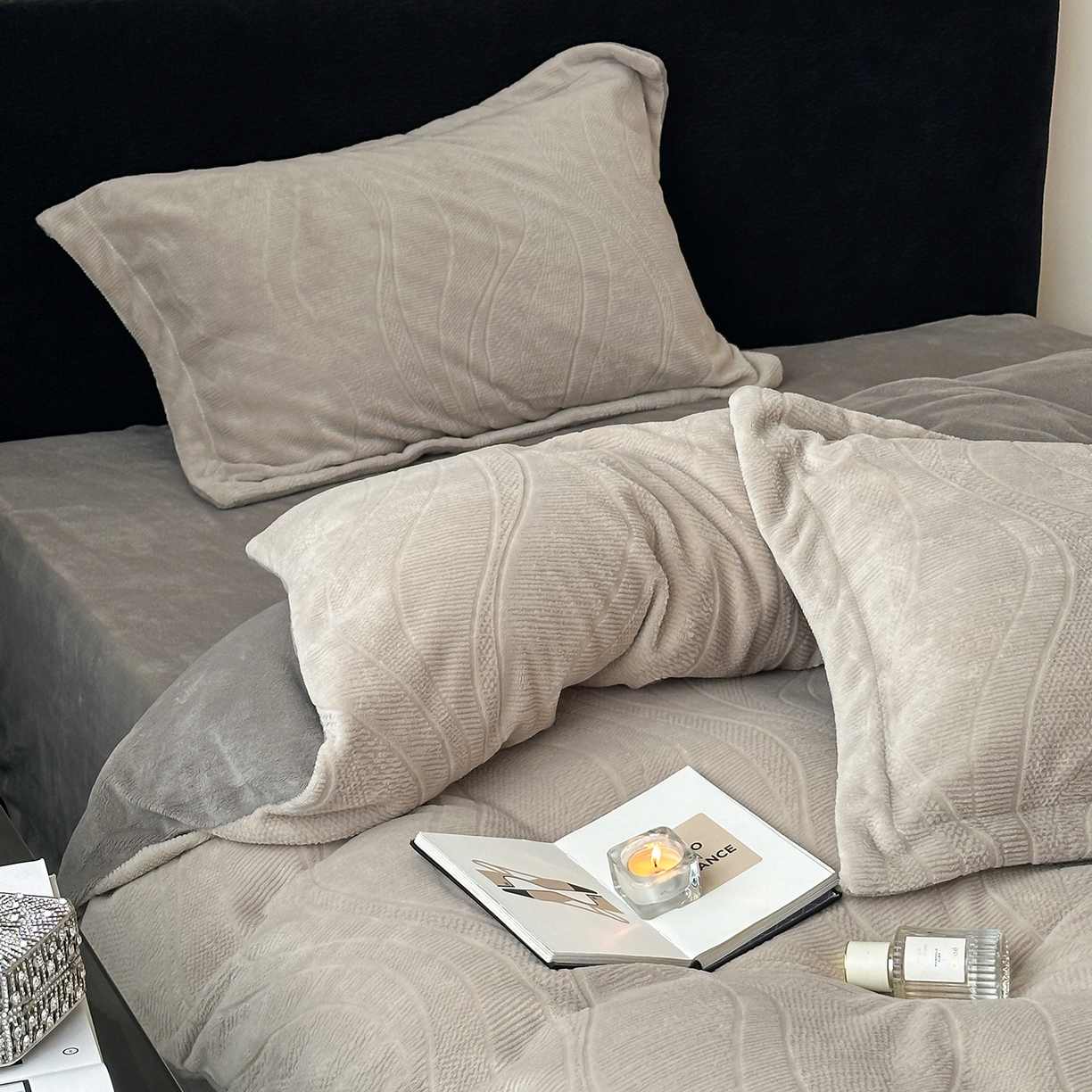 91家纺网 家纺一手货源 找家纺 凯罗 2025新款花卉系列高克重牛奶绒雕花四件套 摩卡-渣渣灰