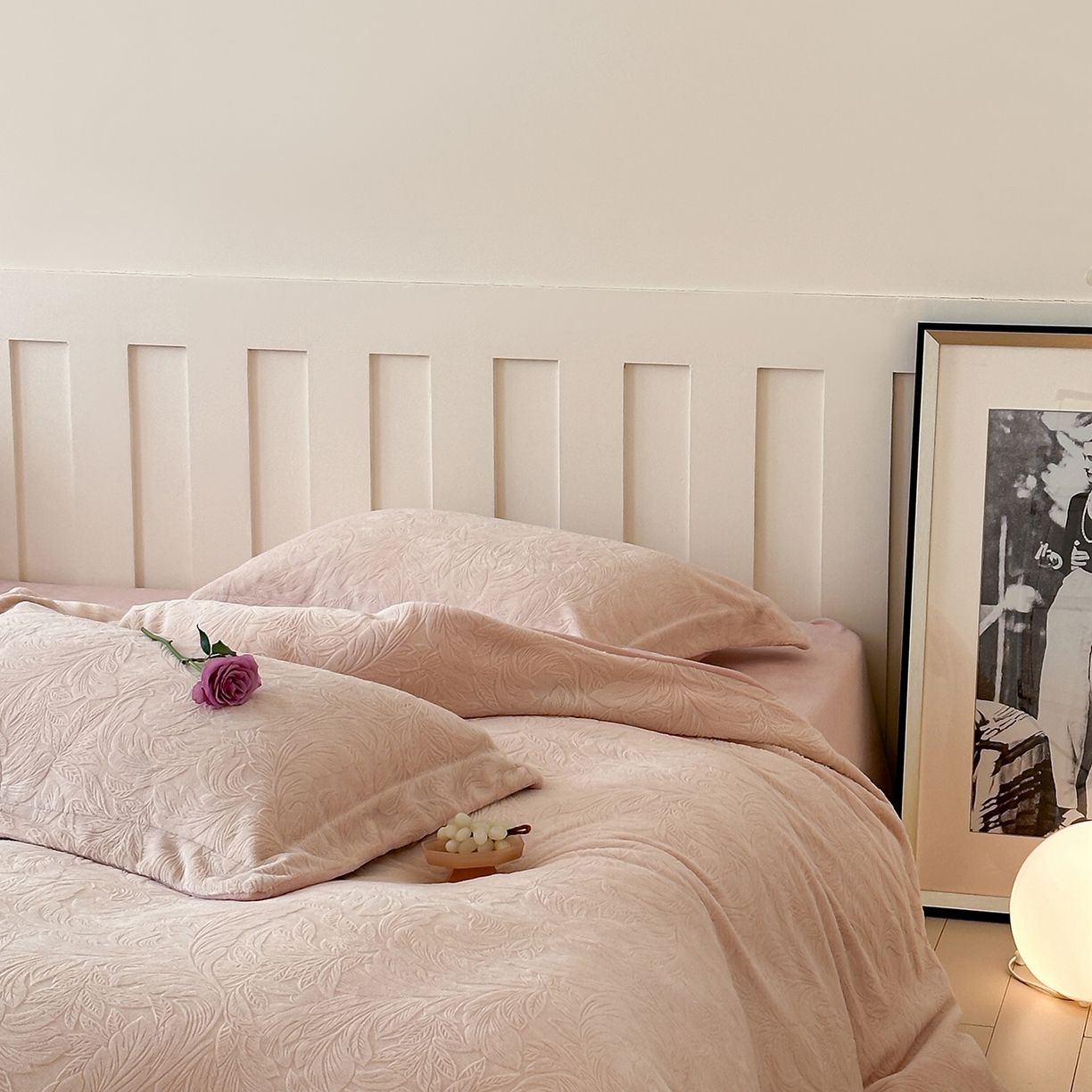 91家纺网 家纺一手货源 找家纺 凯罗 2025新款花卉系列高克重牛奶绒雕花四件套 卷草物语-淡玉粉