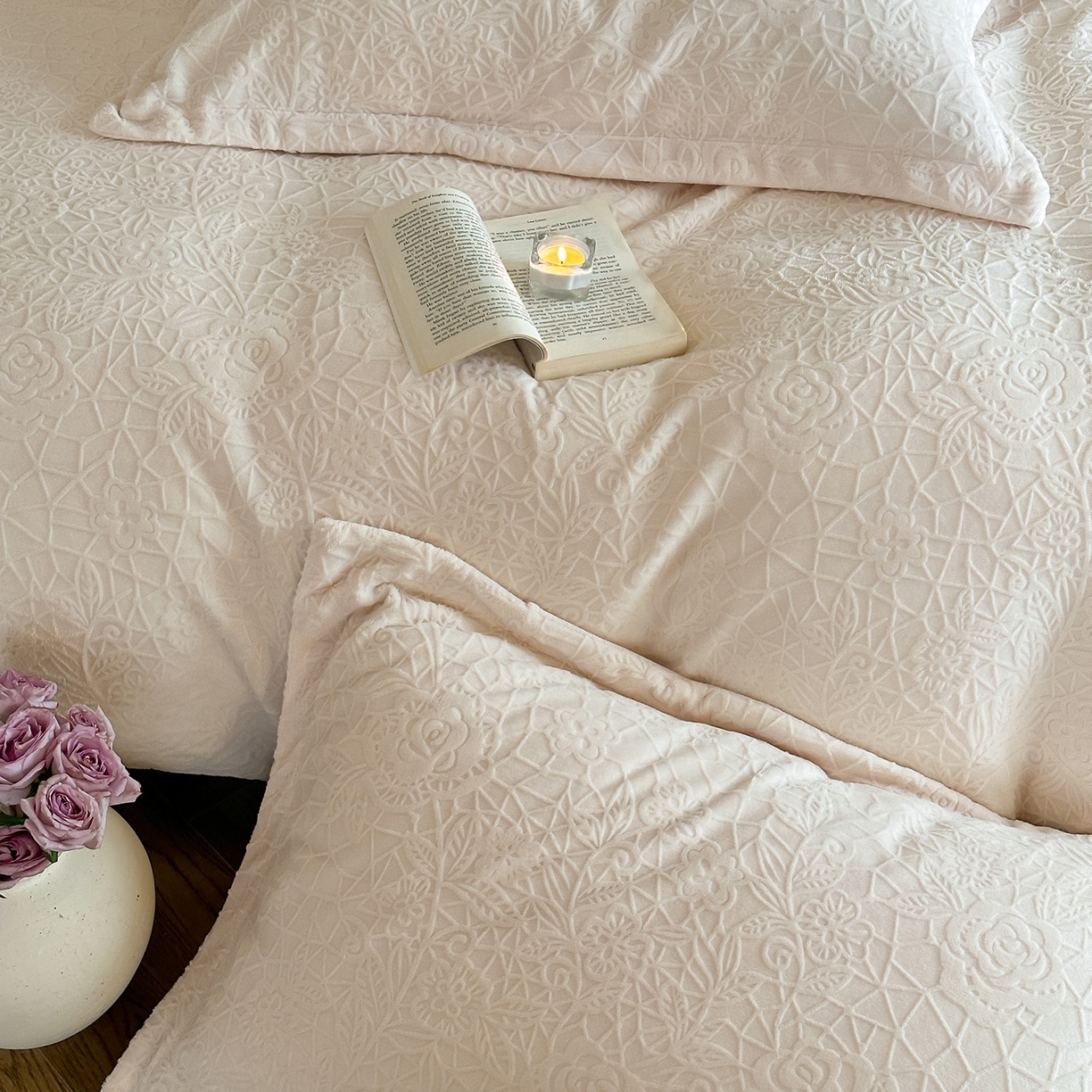 91家纺网 家纺一手货源 找家纺 凯罗 2025新款花卉系列高克重牛奶绒雕花四件套 漫可蕾丝-芝芝粉