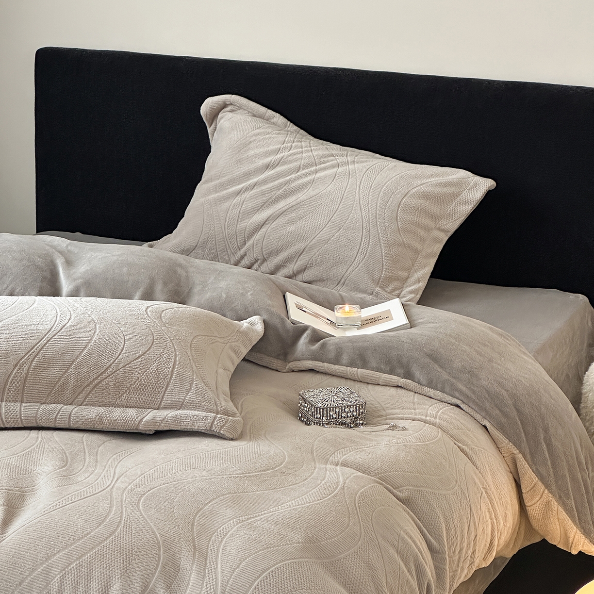 91家纺网 家纺一手货源 找家纺 凯罗 2025新款花卉系列高克重牛奶绒雕花四件套 摩卡-渣渣灰