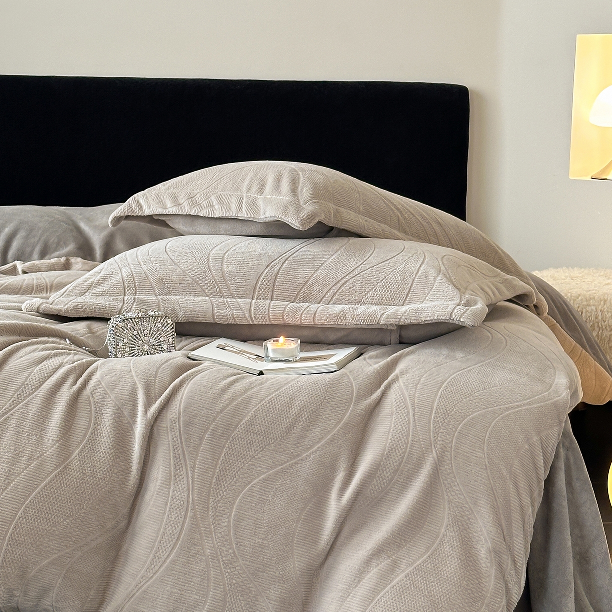 91家纺网 家纺一手货源 找家纺 凯罗 2025新款花卉系列高克重牛奶绒雕花四件套 摩卡-渣渣灰