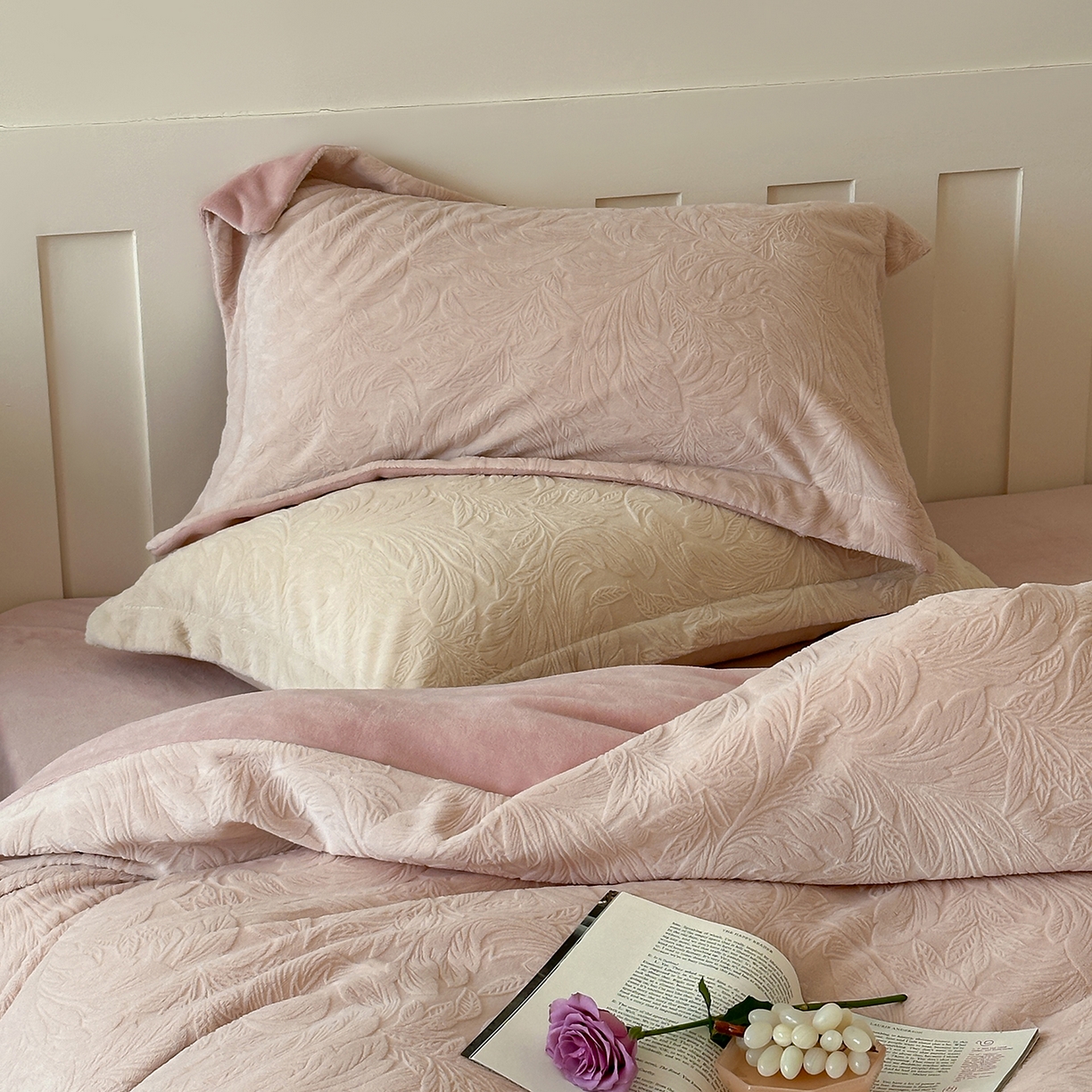 91家纺网 家纺一手货源 找家纺 凯罗 2025新款花卉系列高克重牛奶绒雕花四件套 卷草物语-淡玉粉