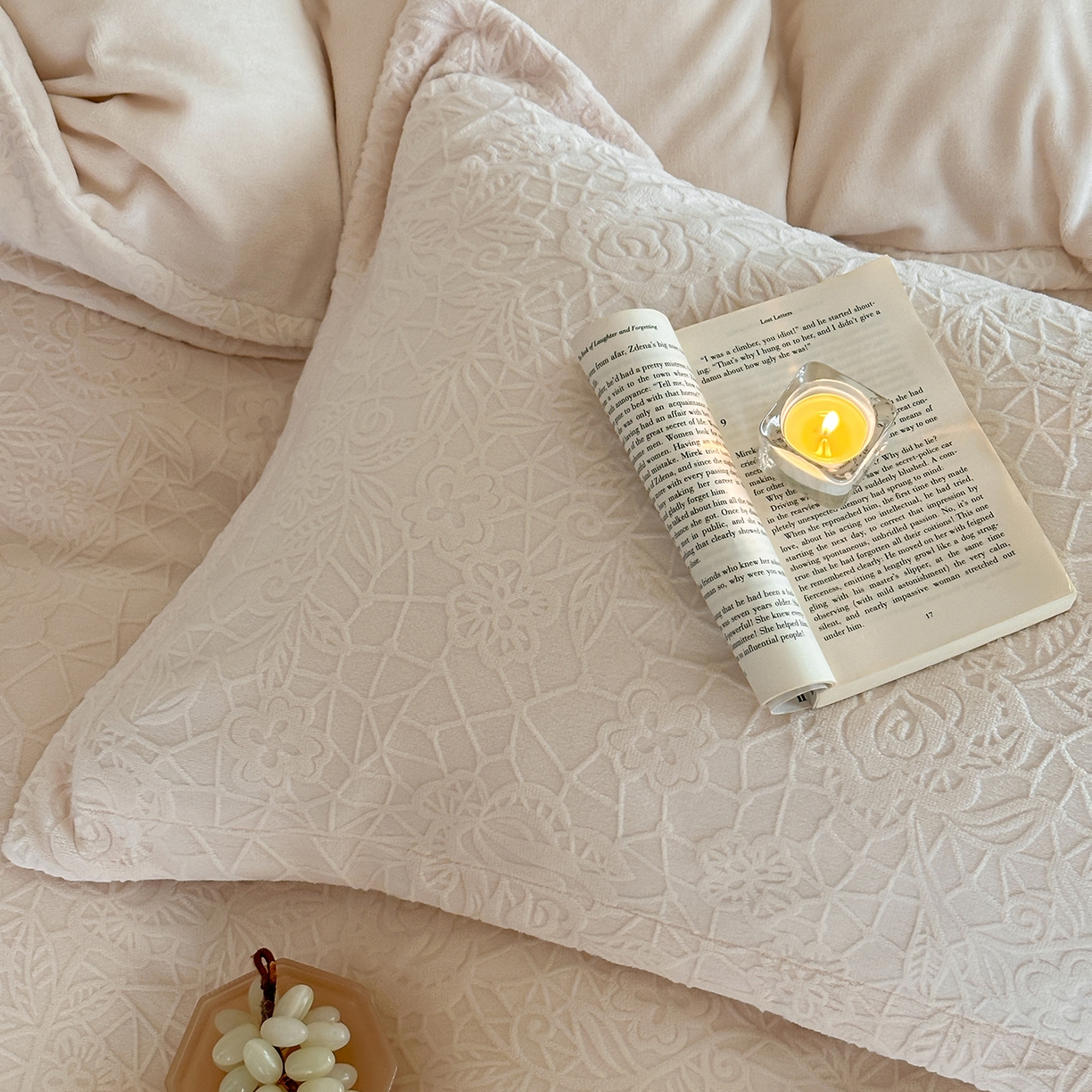 91家纺网 家纺一手货源 找家纺 凯罗 2025新款花卉系列高克重牛奶绒雕花四件套 漫可蕾丝-芝芝粉