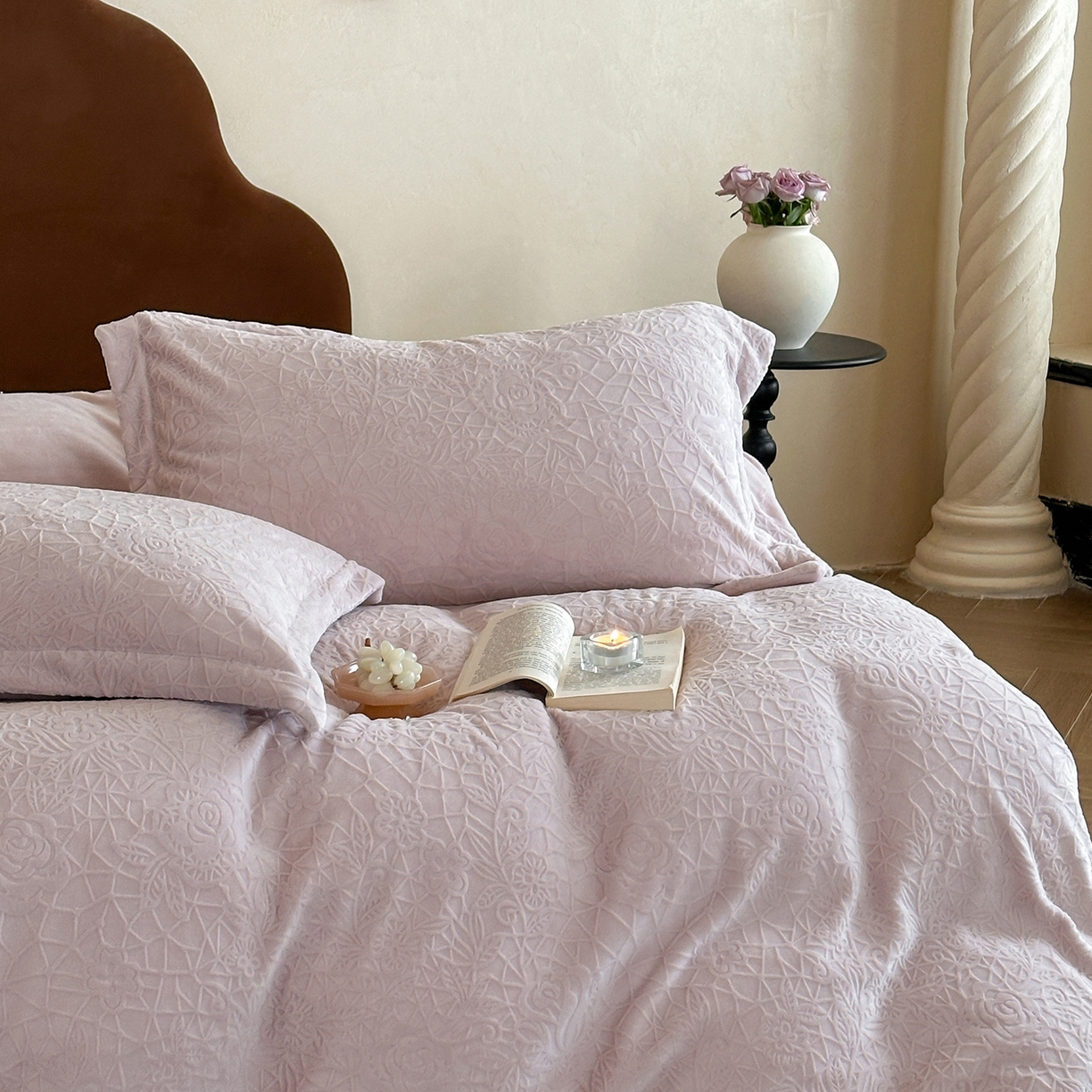 91家纺网 家纺一手货源 找家纺 凯罗 2025新款花卉系列高克重牛奶绒雕花四件套 漫可蕾丝-白桃色