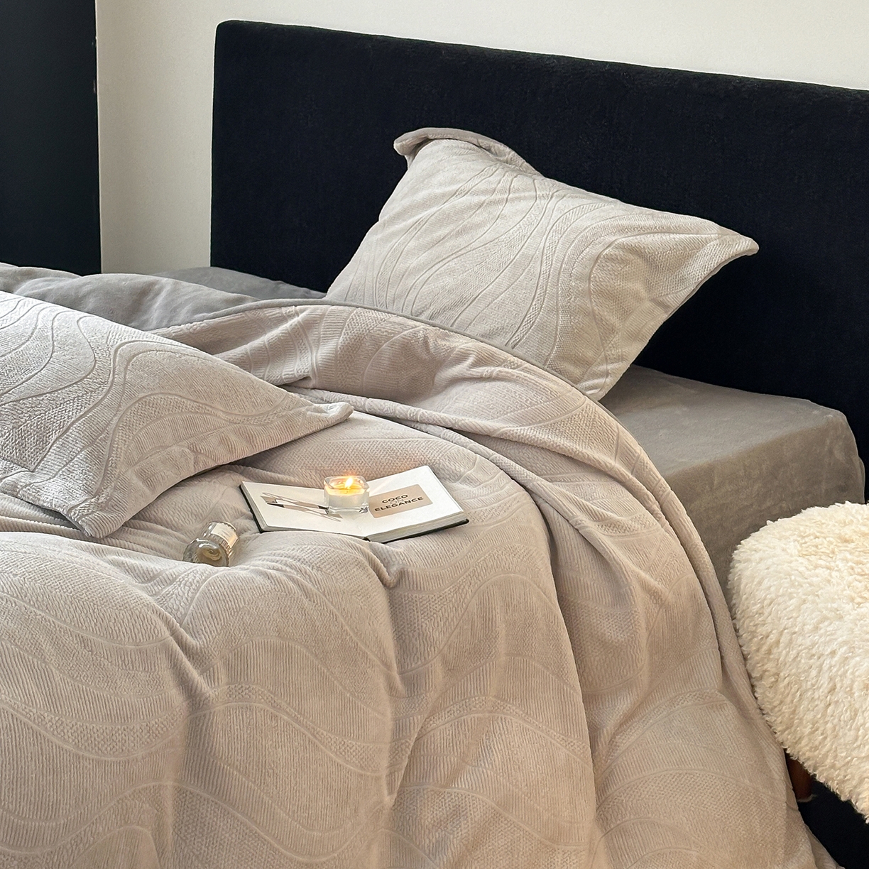 91家纺网 家纺一手货源 找家纺 凯罗 2025新款花卉系列高克重牛奶绒雕花四件套 摩卡-渣渣灰