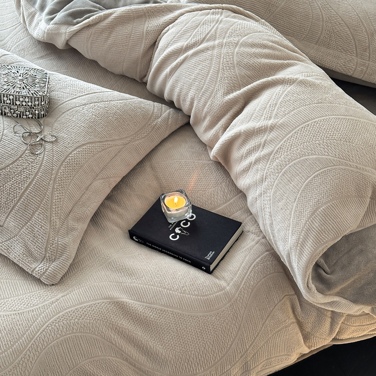 91家纺网 家纺一手货源 找家纺 凯罗 2025新款花卉系列高克重牛奶绒雕花四件套 摩卡-渣渣灰