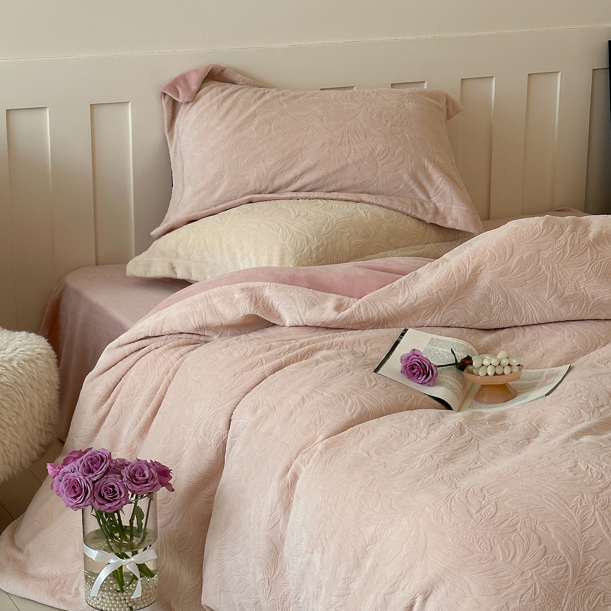 91家纺网 家纺一手货源 找家纺 凯罗 2025新款花卉系列高克重牛奶绒雕花四件套 卷草物语-淡玉粉