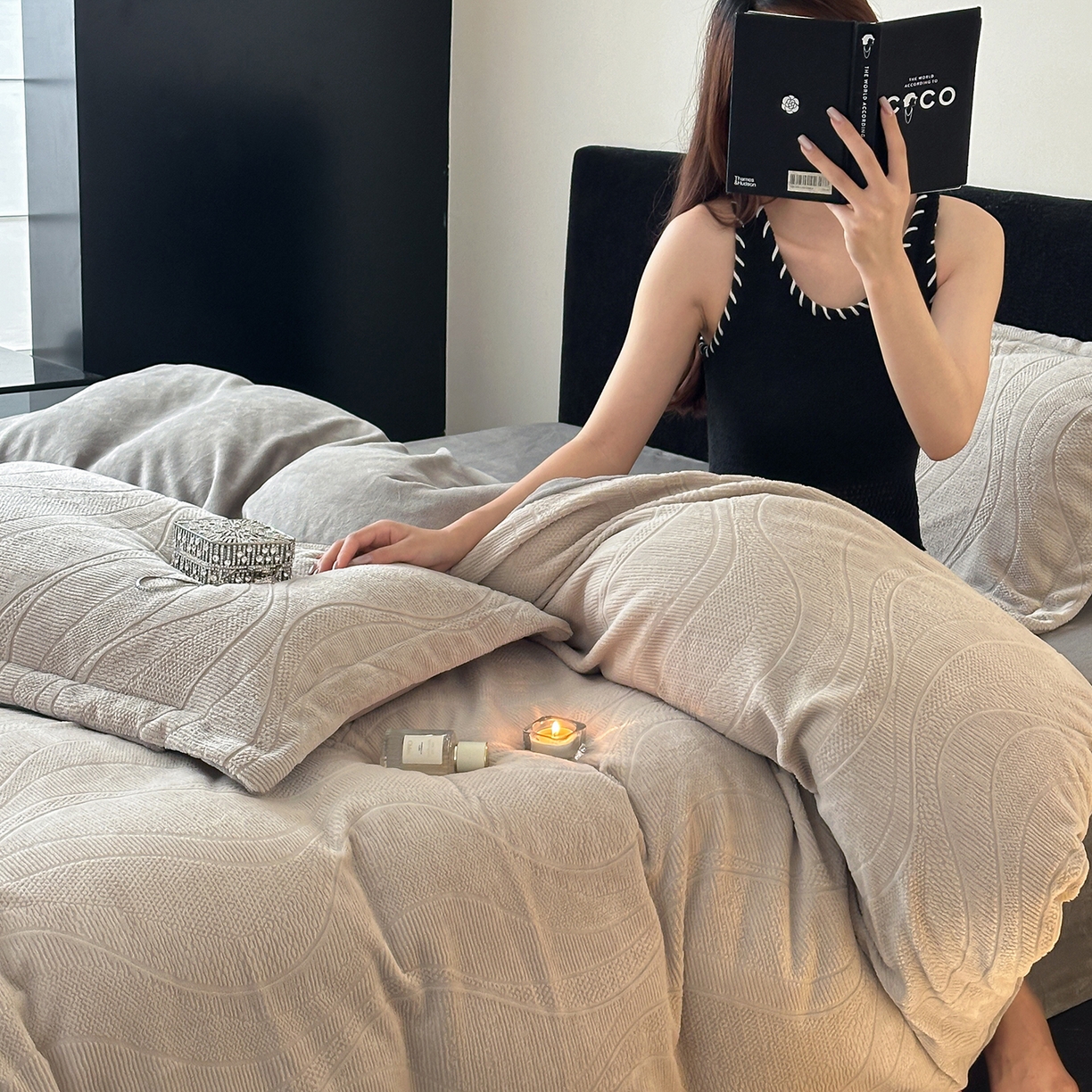 91家纺网 家纺一手货源 找家纺 凯罗 2025新款花卉系列高克重牛奶绒雕花四件套 摩卡-渣渣灰