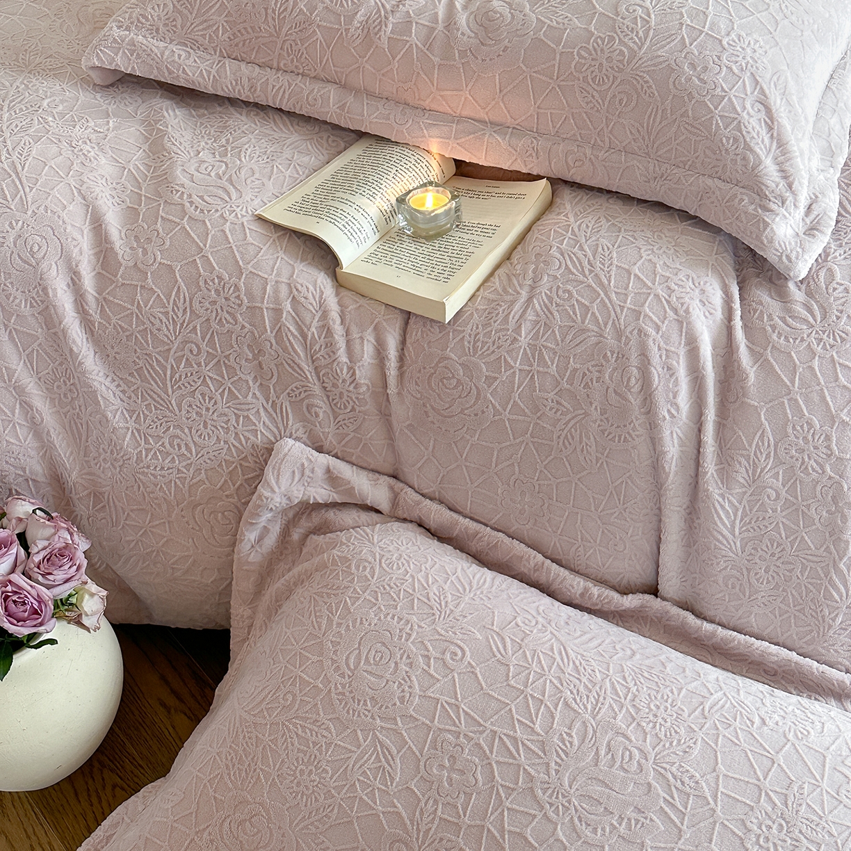 91家纺网 家纺一手货源 找家纺 凯罗 2025新款花卉系列高克重牛奶绒雕花四件套 漫可蕾丝-白桃色