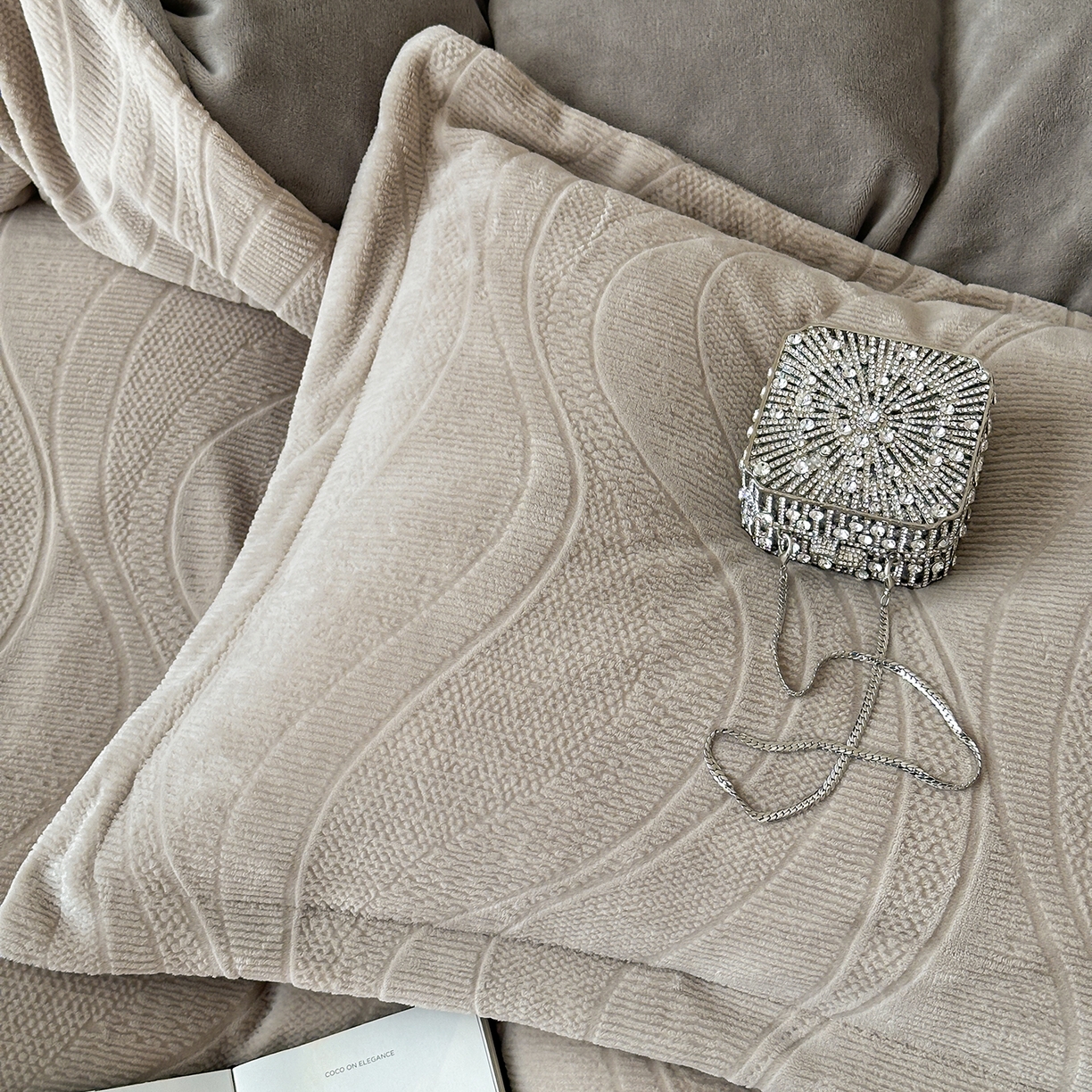 91家纺网 家纺一手货源 找家纺 凯罗 2025新款花卉系列高克重牛奶绒雕花四件套 摩卡-渣渣灰