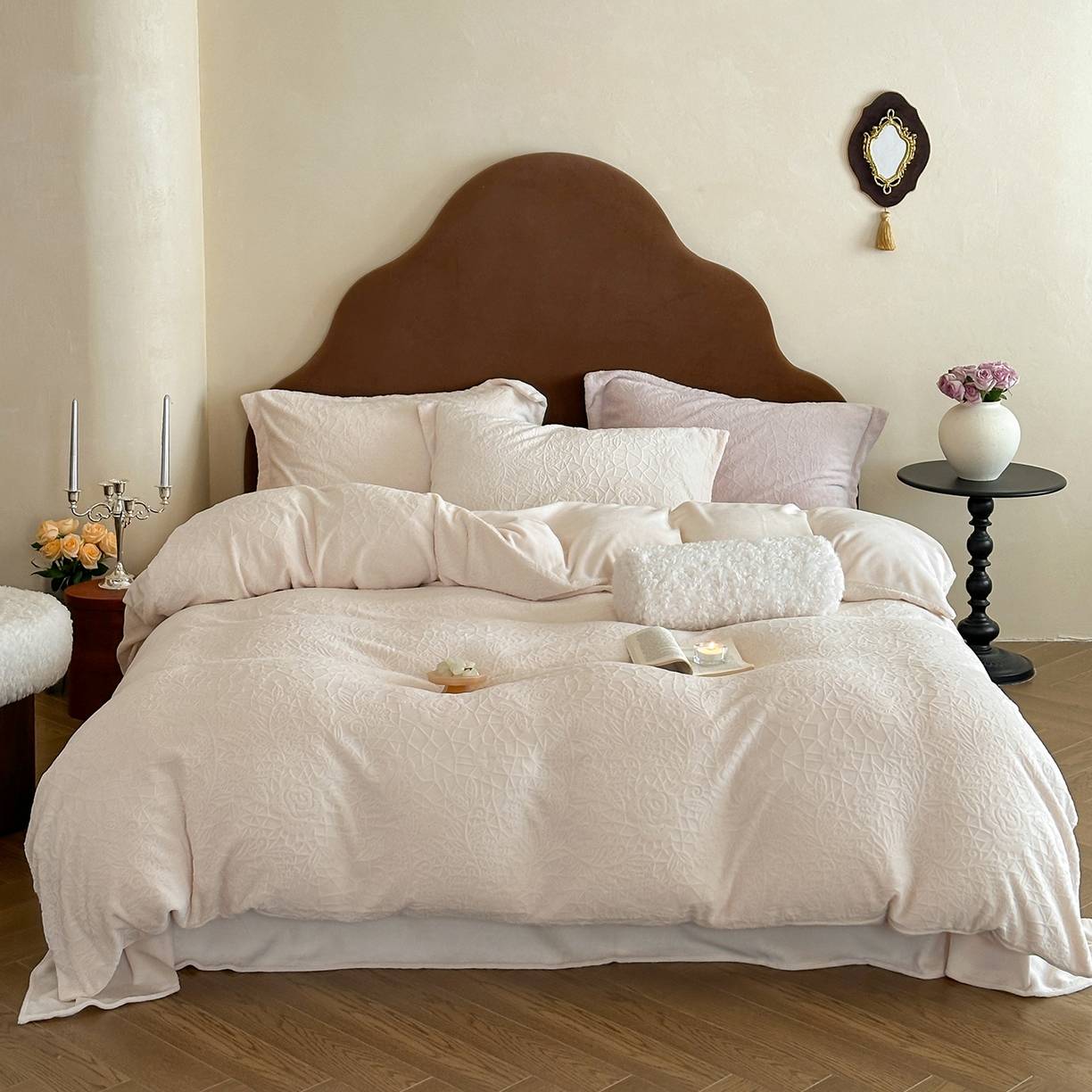 91家纺网 家纺一手货源 找家纺 凯罗 2025新款花卉系列高克重牛奶绒雕花四件套 漫可蕾丝-芝芝粉