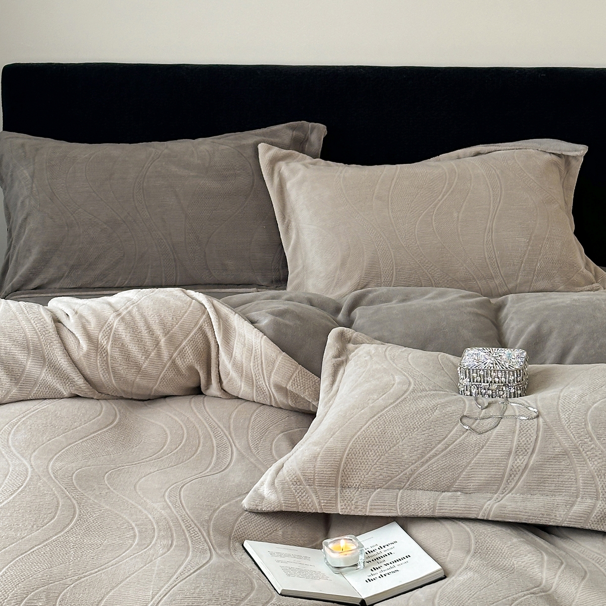 91家纺网 家纺一手货源 找家纺 凯罗 2025新款花卉系列高克重牛奶绒雕花四件套 摩卡-渣渣灰