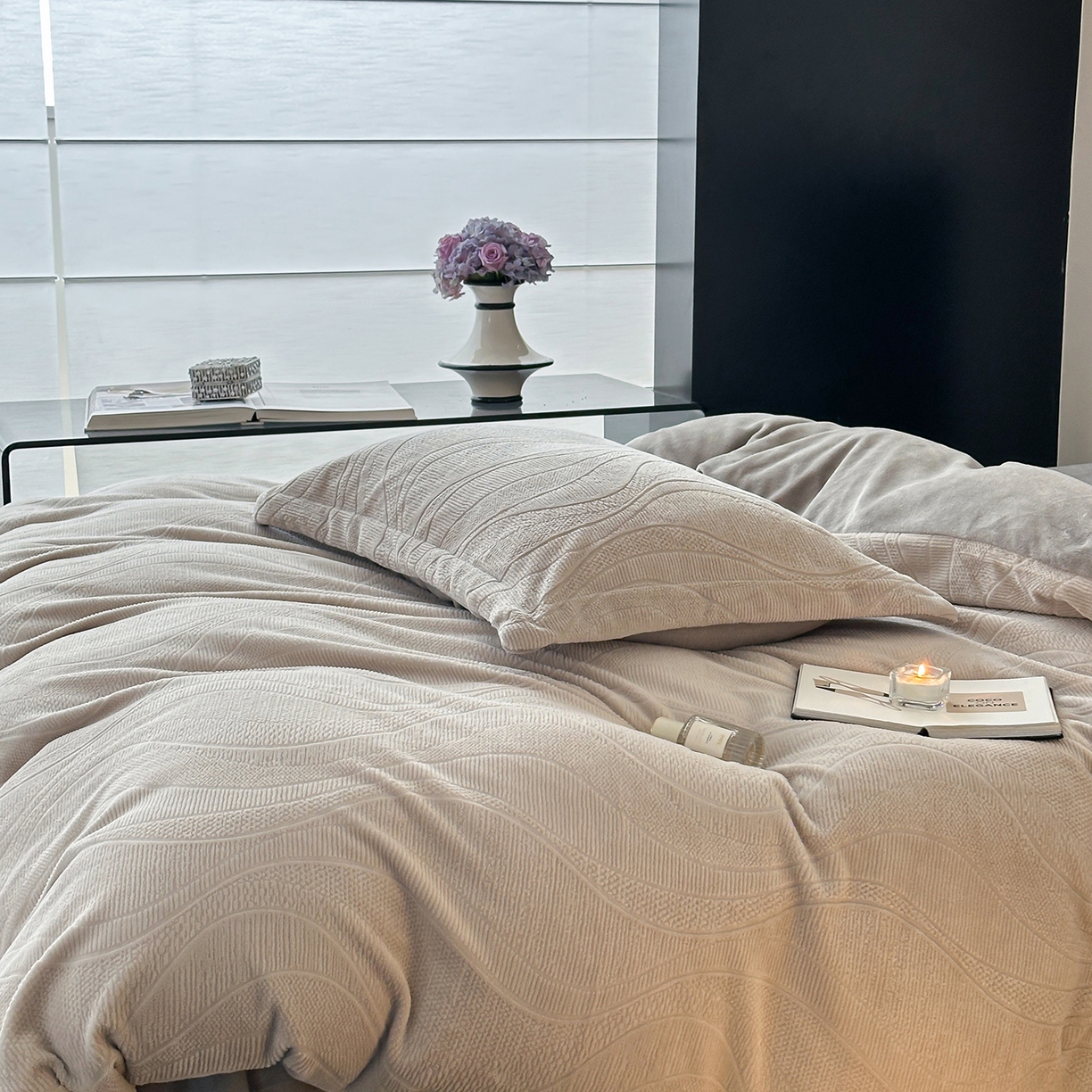 91家纺网 家纺一手货源 找家纺 凯罗 2025新款花卉系列高克重牛奶绒雕花四件套 摩卡-渣渣灰