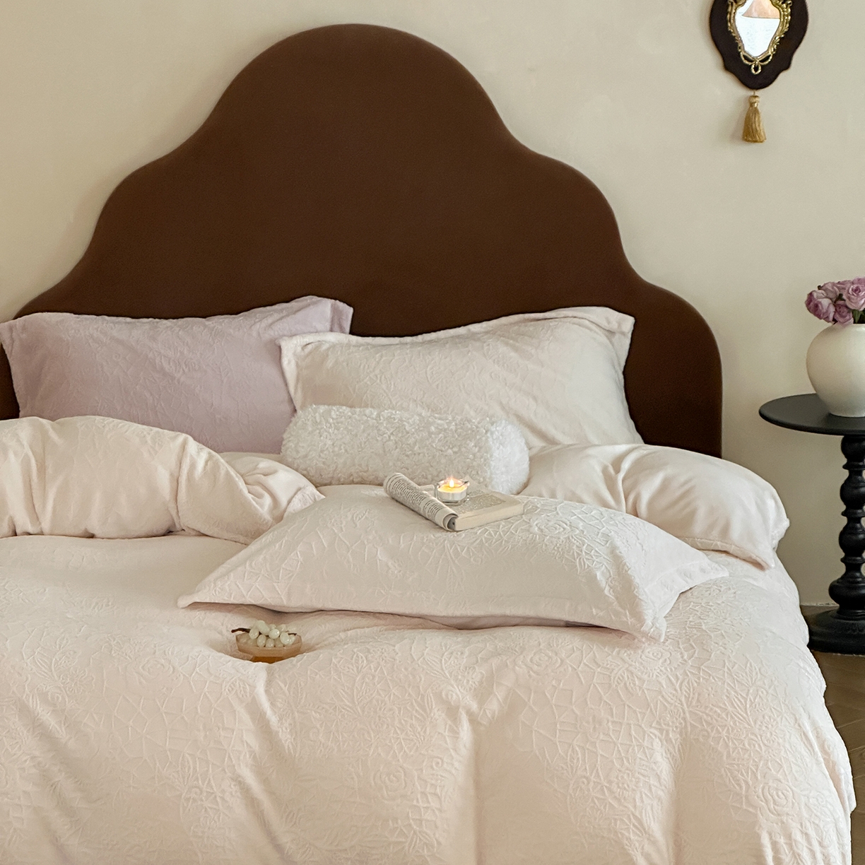 91家纺网 家纺一手货源 找家纺 凯罗 2025新款花卉系列高克重牛奶绒雕花四件套 漫可蕾丝-芝芝粉