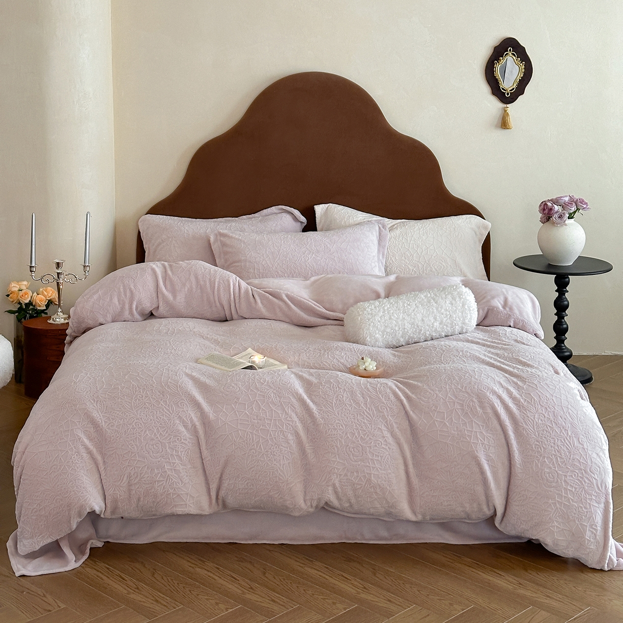 91家纺网 家纺一手货源 找家纺 凯罗 2025新款花卉系列高克重牛奶绒雕花四件套 漫可蕾丝-白桃色