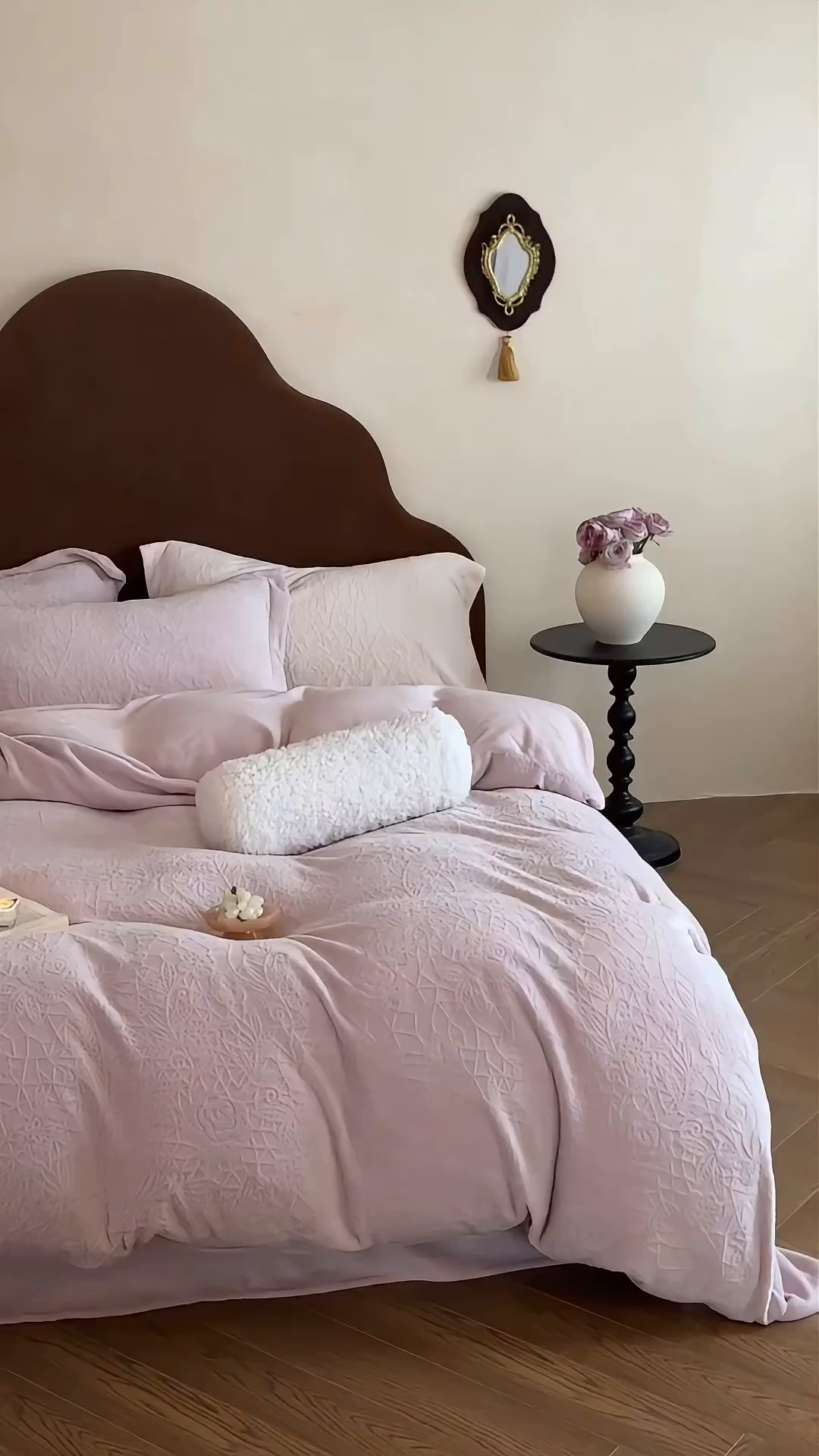 91家纺网 家纺一手货源 找家纺 凯罗 2025新款花卉系列高克重牛奶绒雕花四件套 漫可蕾丝-白桃色