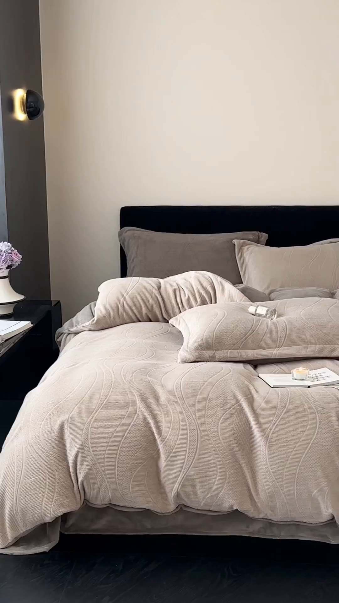 91家纺网 家纺一手货源 找家纺 凯罗 2025新款花卉系列高克重牛奶绒雕花四件套 摩卡-渣渣灰