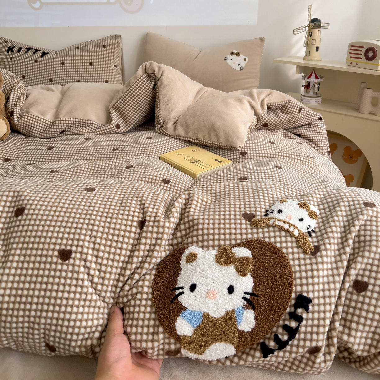 91家纺网 家纺一手货源 找家纺 乐童家纺 2025新款小清新牛奶绒毛巾绣四件套-第二波 咖啡小猫