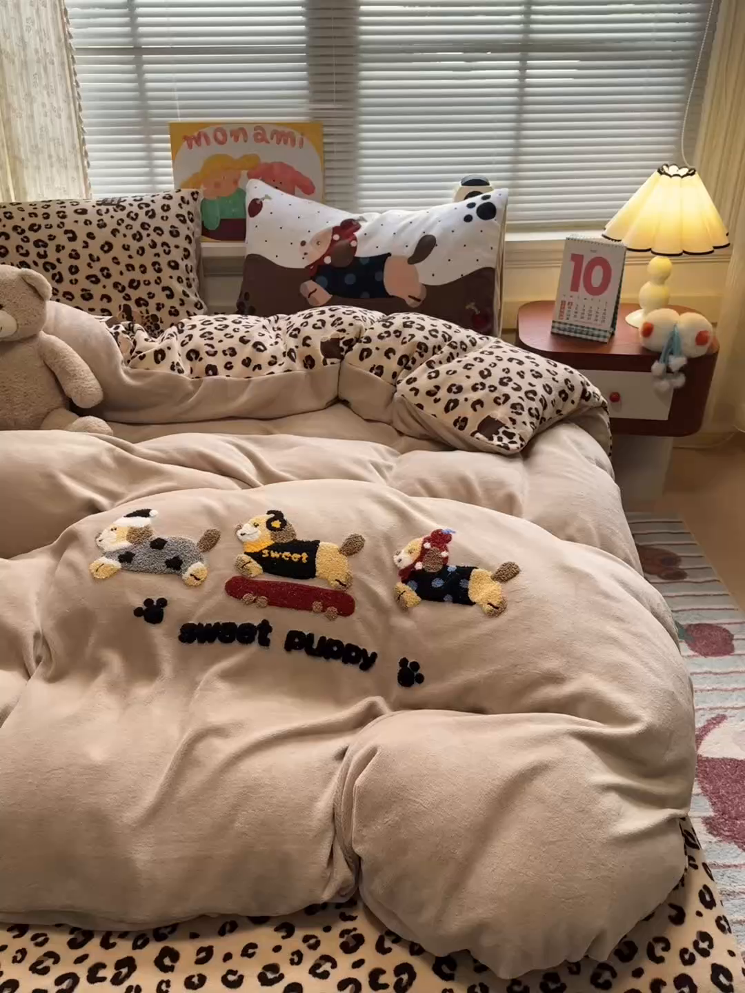 91家纺网 家纺一手货源 找家纺 乐童家纺 2025新款小清新牛奶绒毛巾绣四件套-第二波 豹纹腊肠狗