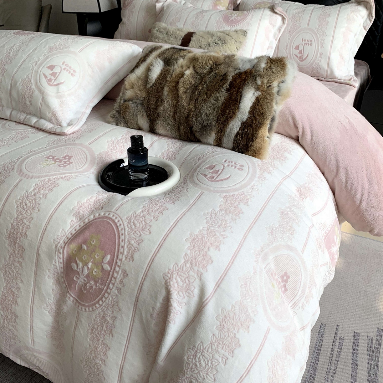 91家纺网 家纺一手货源 找家纺 （总）奈萝家纺 2025新款加厚雕花绒牛奶绒四件套