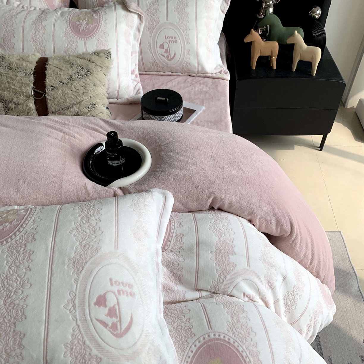 91家纺网 家纺一手货源 找家纺 （总）奈萝家纺 2025新款加厚雕花绒牛奶绒四件套