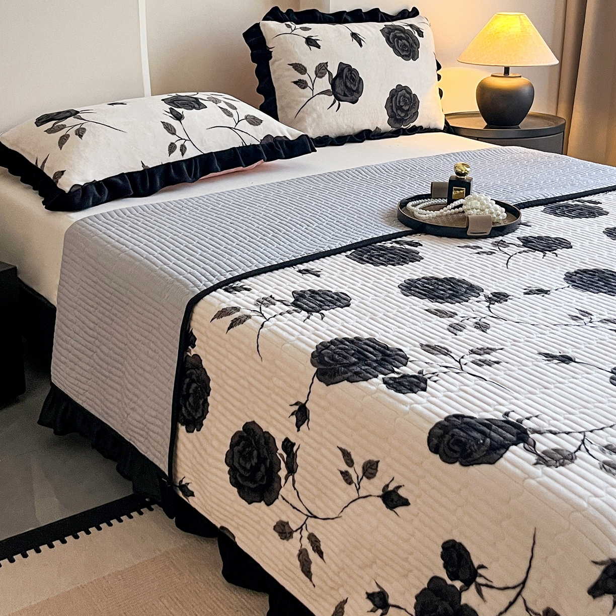 91家纺网 家纺一手货源 找家纺 安哆啦家纺 2025新款法式赫本风牛奶绒单床盖 暗夜玫瑰