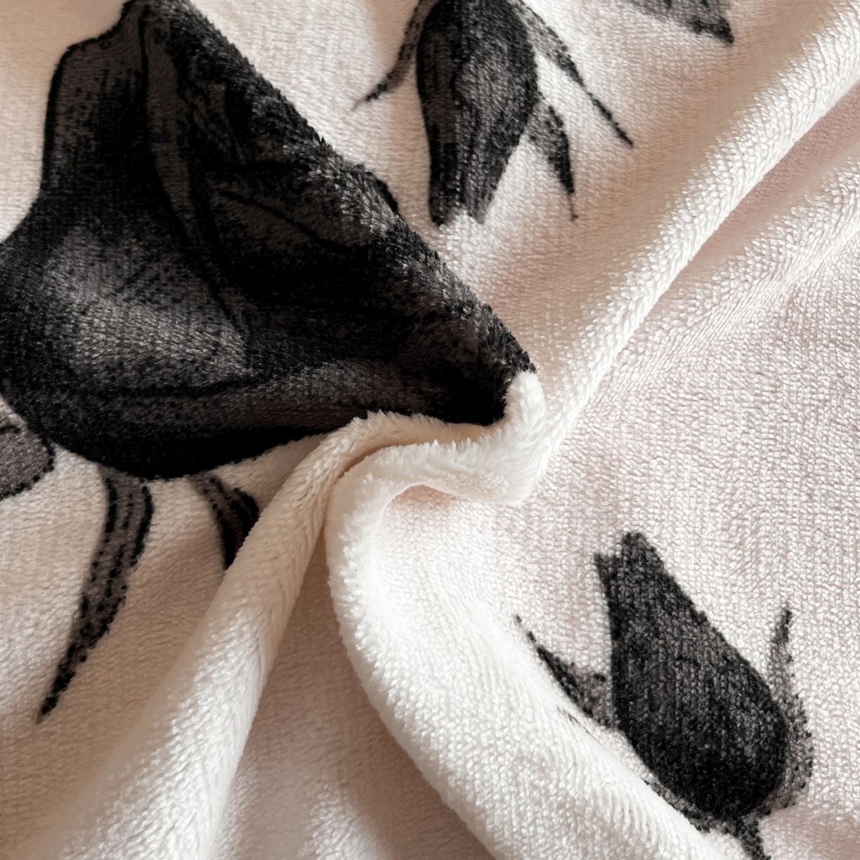 91家纺网 家纺一手货源 找家纺 安哆啦家纺 2025新款法式赫本风牛奶绒单床盖 暗夜玫瑰