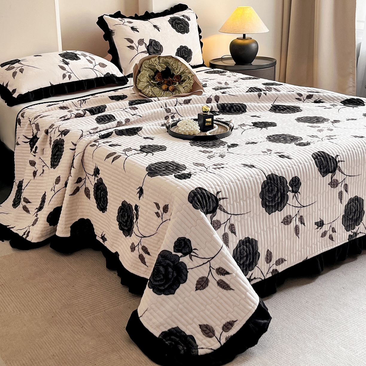 91家纺网 家纺一手货源 找家纺 安哆啦家纺 2025新款法式赫本风牛奶绒单床盖 暗夜玫瑰