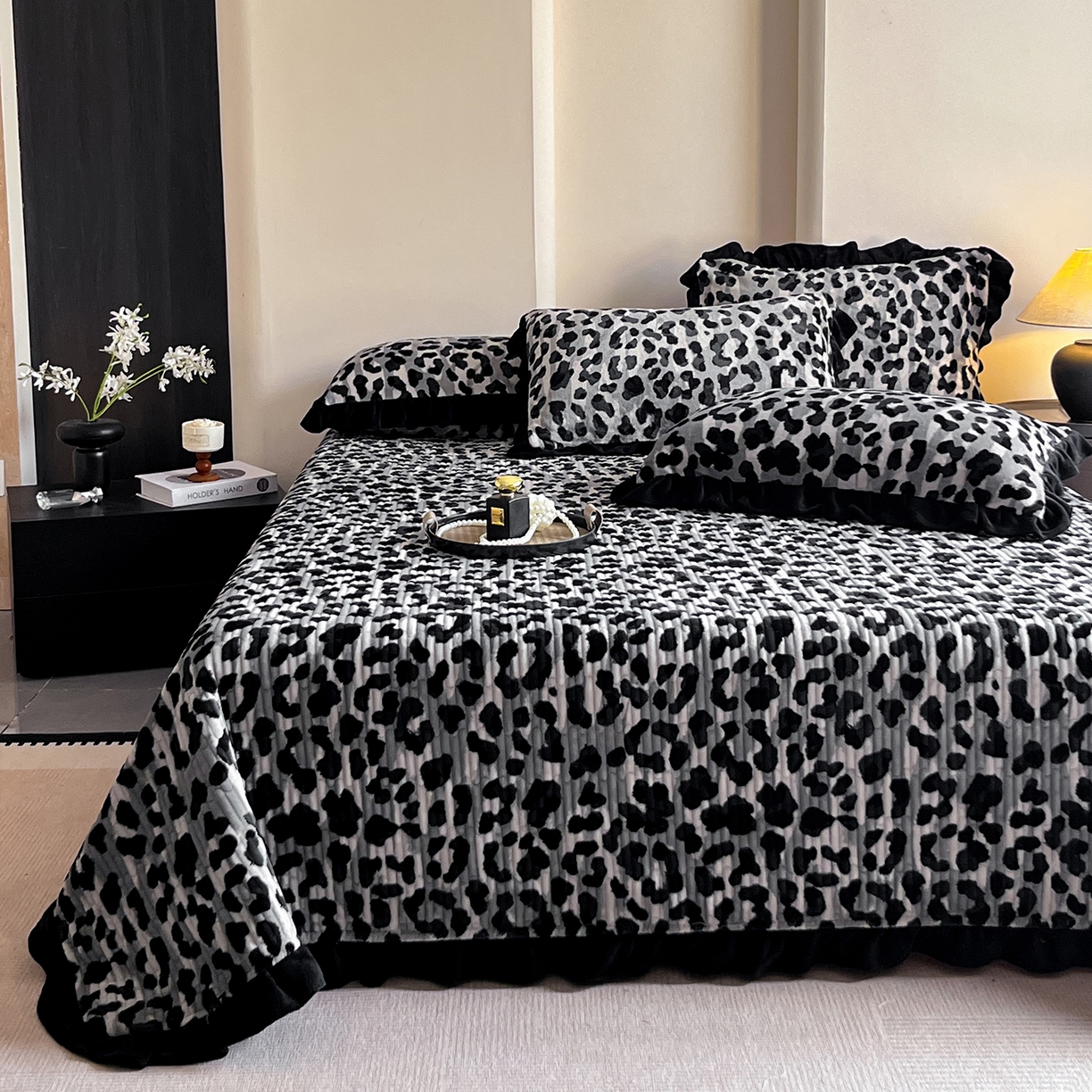 91家纺网 家纺一手货源 找家纺 安哆啦家纺 2025新款法式赫本风牛奶绒单床盖 高级豹纹