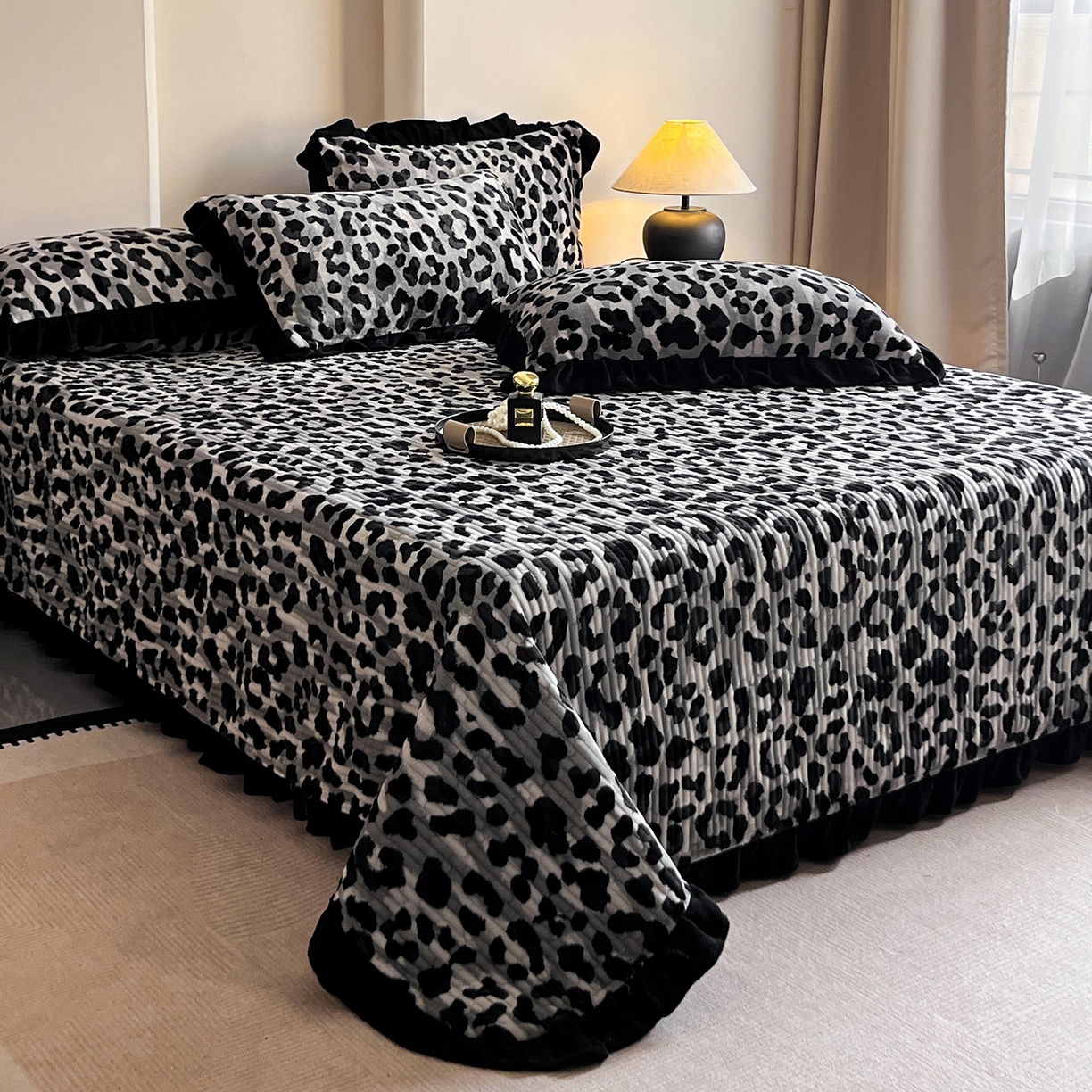 91家纺网 家纺一手货源 找家纺 安哆啦家纺 2025新款法式赫本风牛奶绒单床盖 高级豹纹