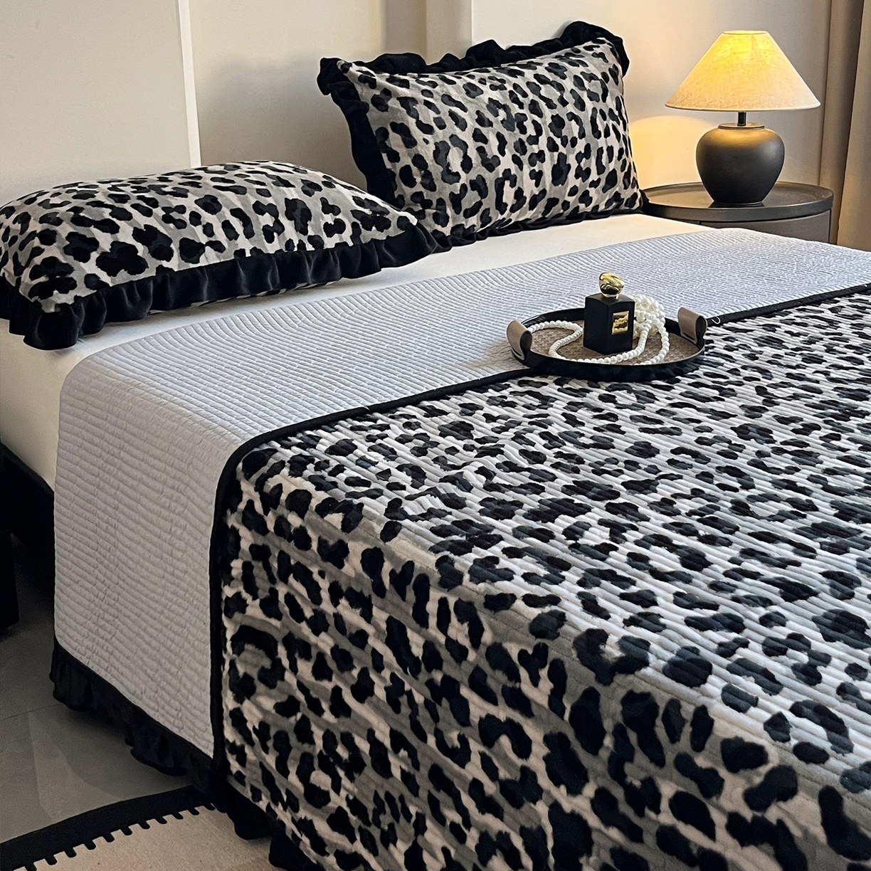 91家纺网 家纺一手货源 找家纺 安哆啦家纺 2025新款法式赫本风牛奶绒单床盖 高级豹纹